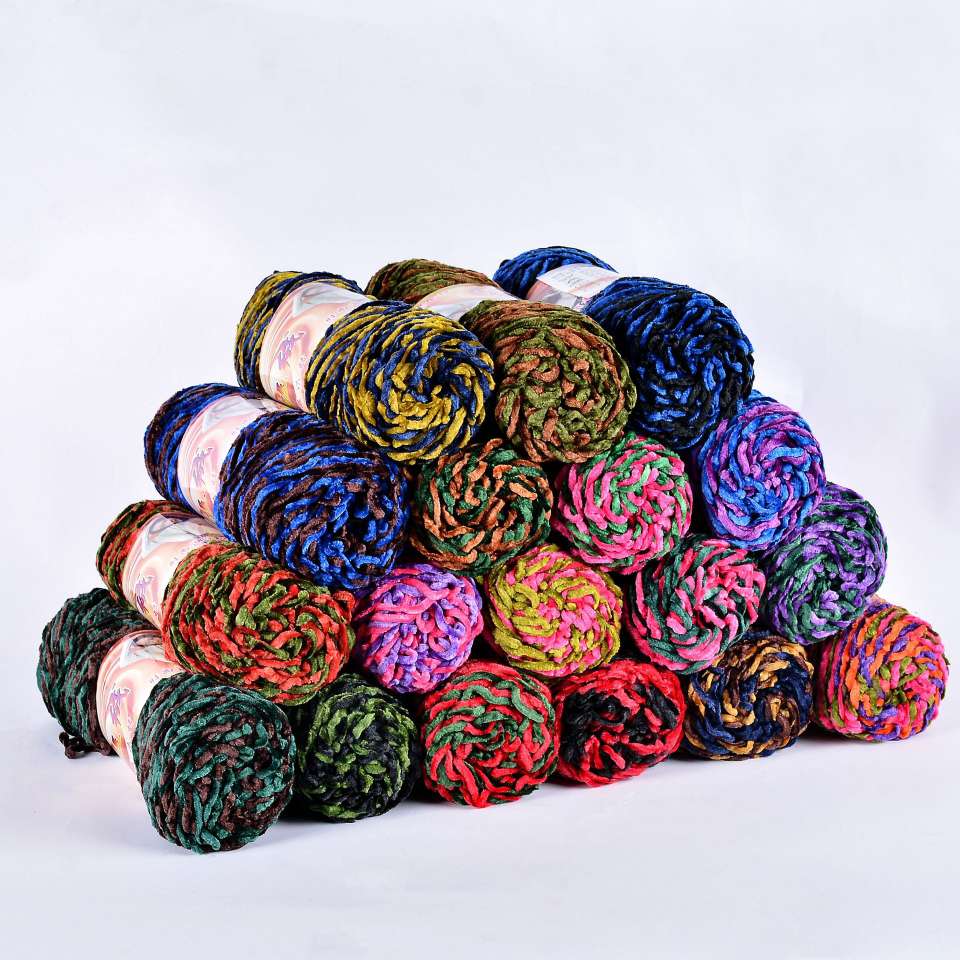 Wholesale of segmental dyed Chenille velvet yarn, medium and thick hand-knitted fancy wool, children's and adults' hats and coats from the manufacturer Application Scenario