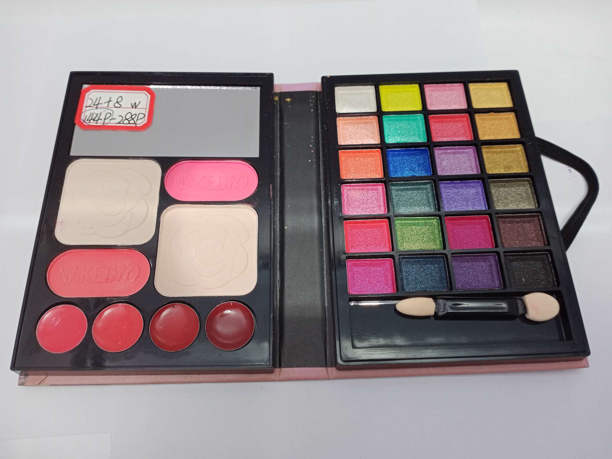 Factory direct sale of 24+8 paper eyeshadow lip gloss and contouring powder set Application Scenario
