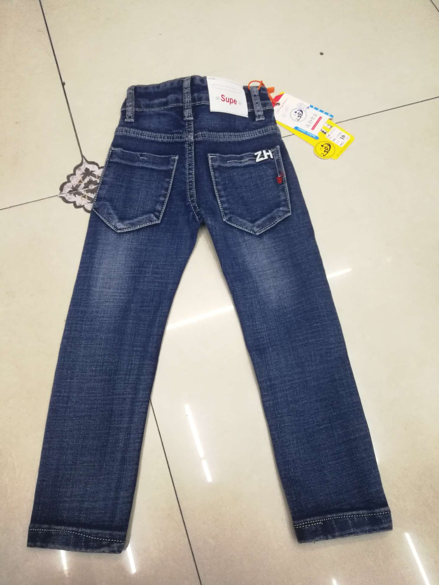 Boy's jeans
16-24 thumbnail