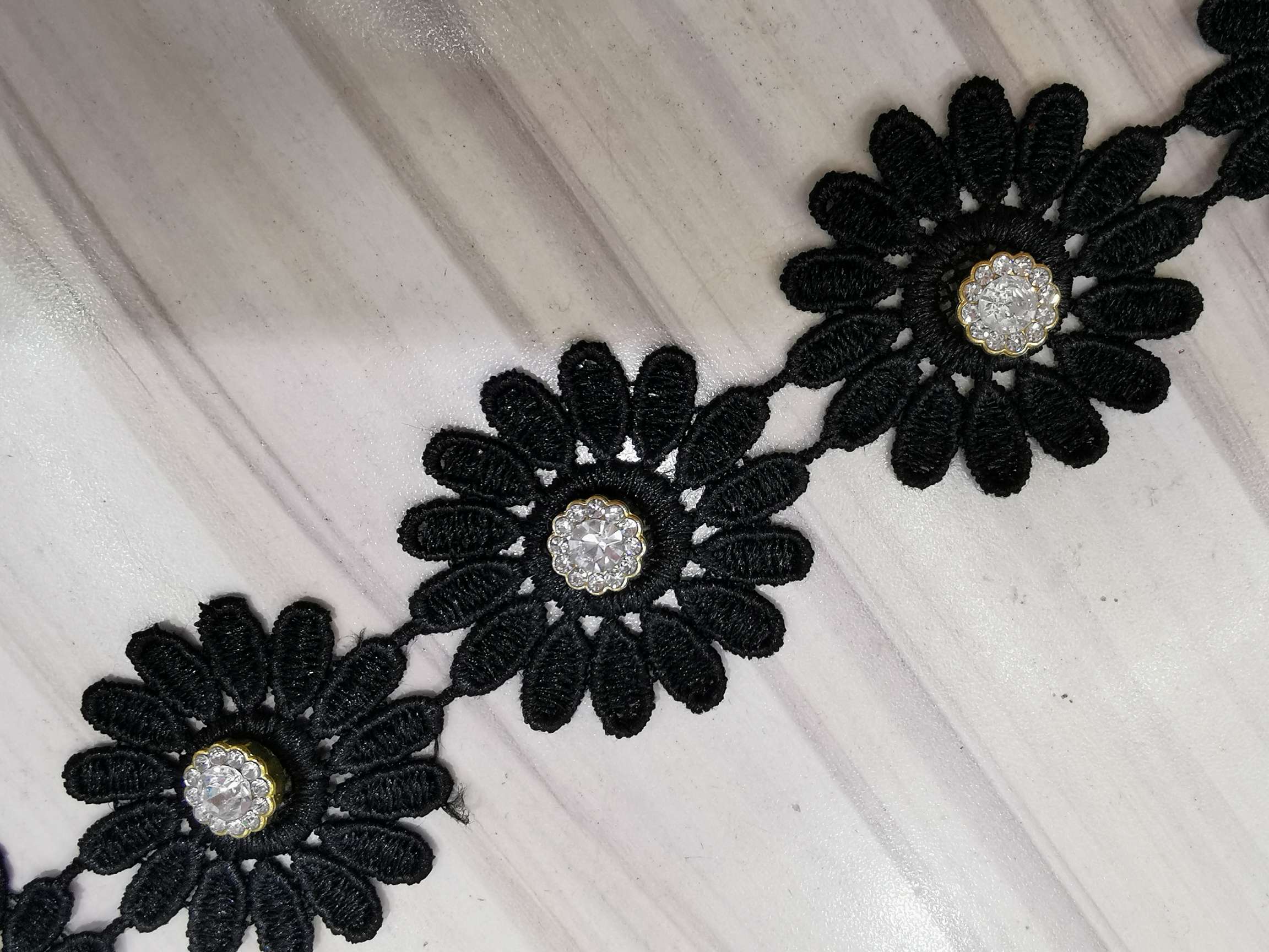 Water-soluble lace: 4 cm each flower with a diamond barcode Specification image