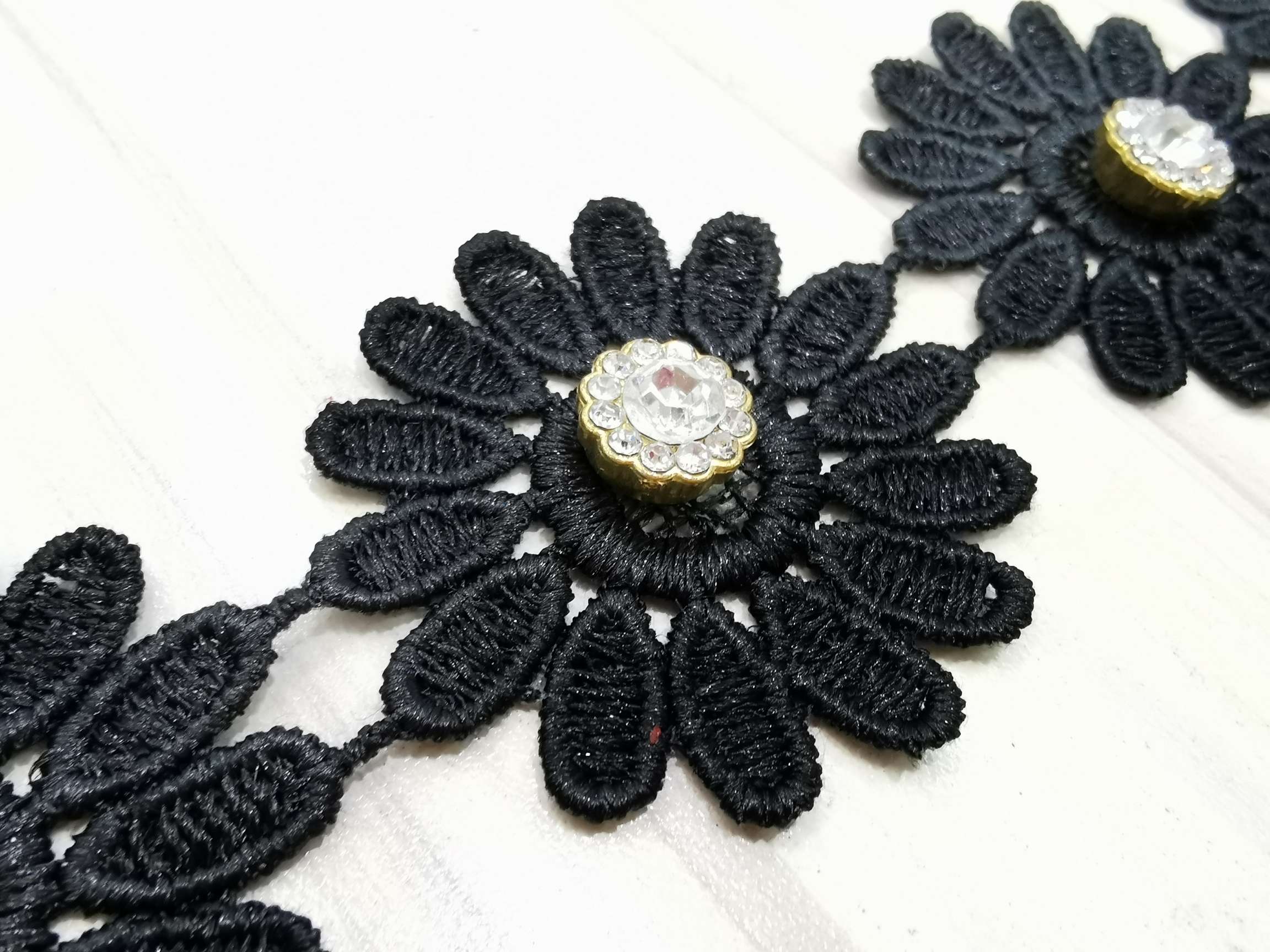 Water-soluble lace: 4 cm each flower with a diamond barcode details Picture