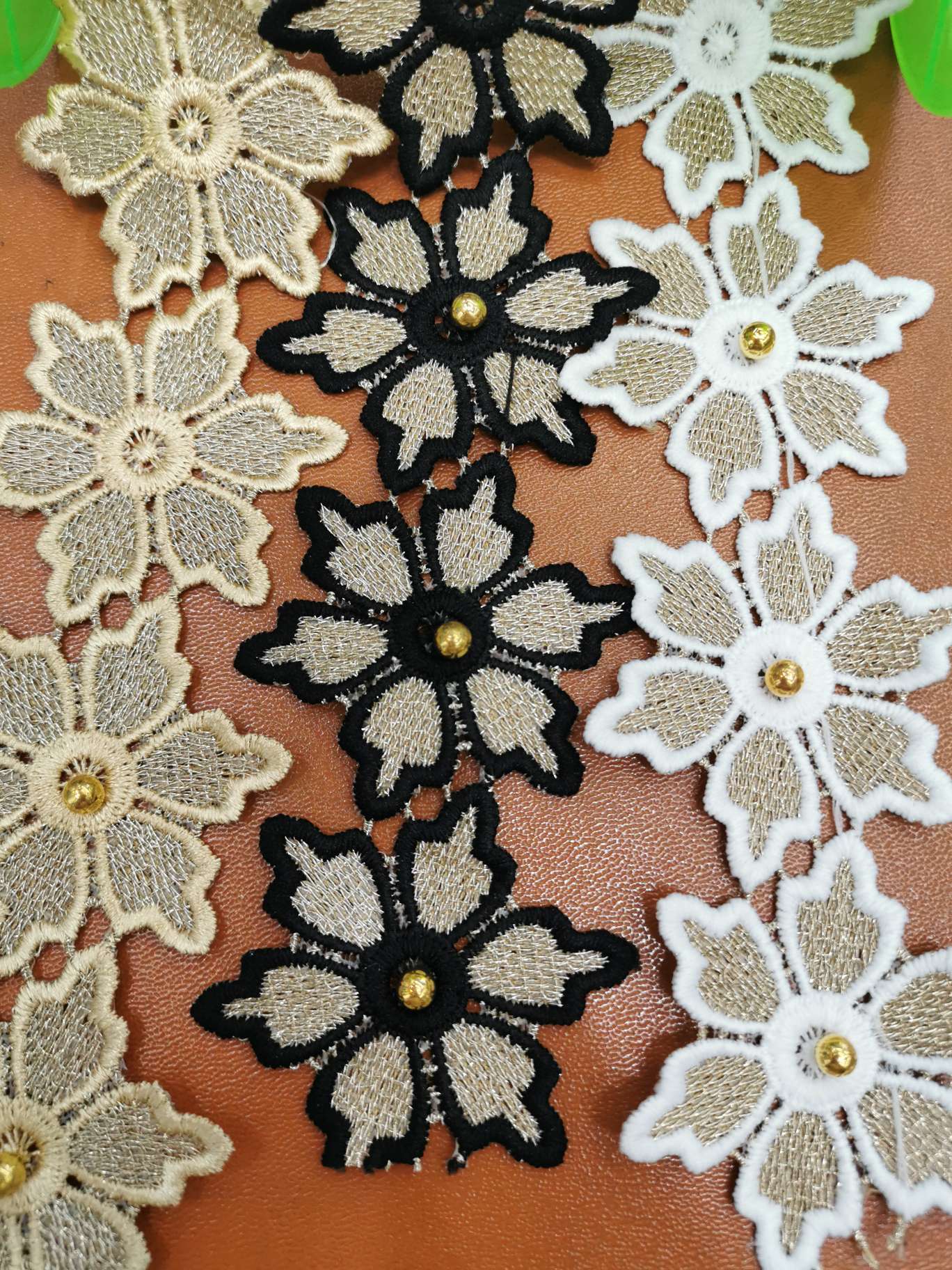 Water-soluble lace flower with beaded gold thread barcode 6 cm Item Picture