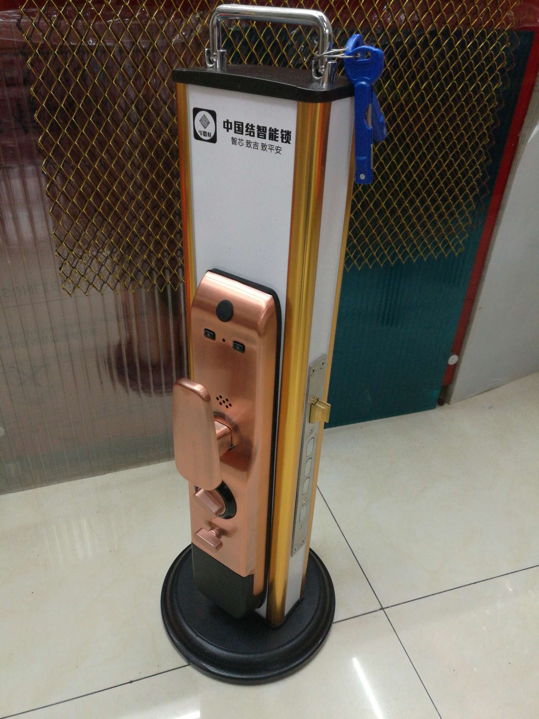 Q3智能锁指纹锁 指纹解锁密码刷卡机械钥匙门铃
标准功能：指纹+密码+刷卡+机械钥匙+全自动开锁白底实物图