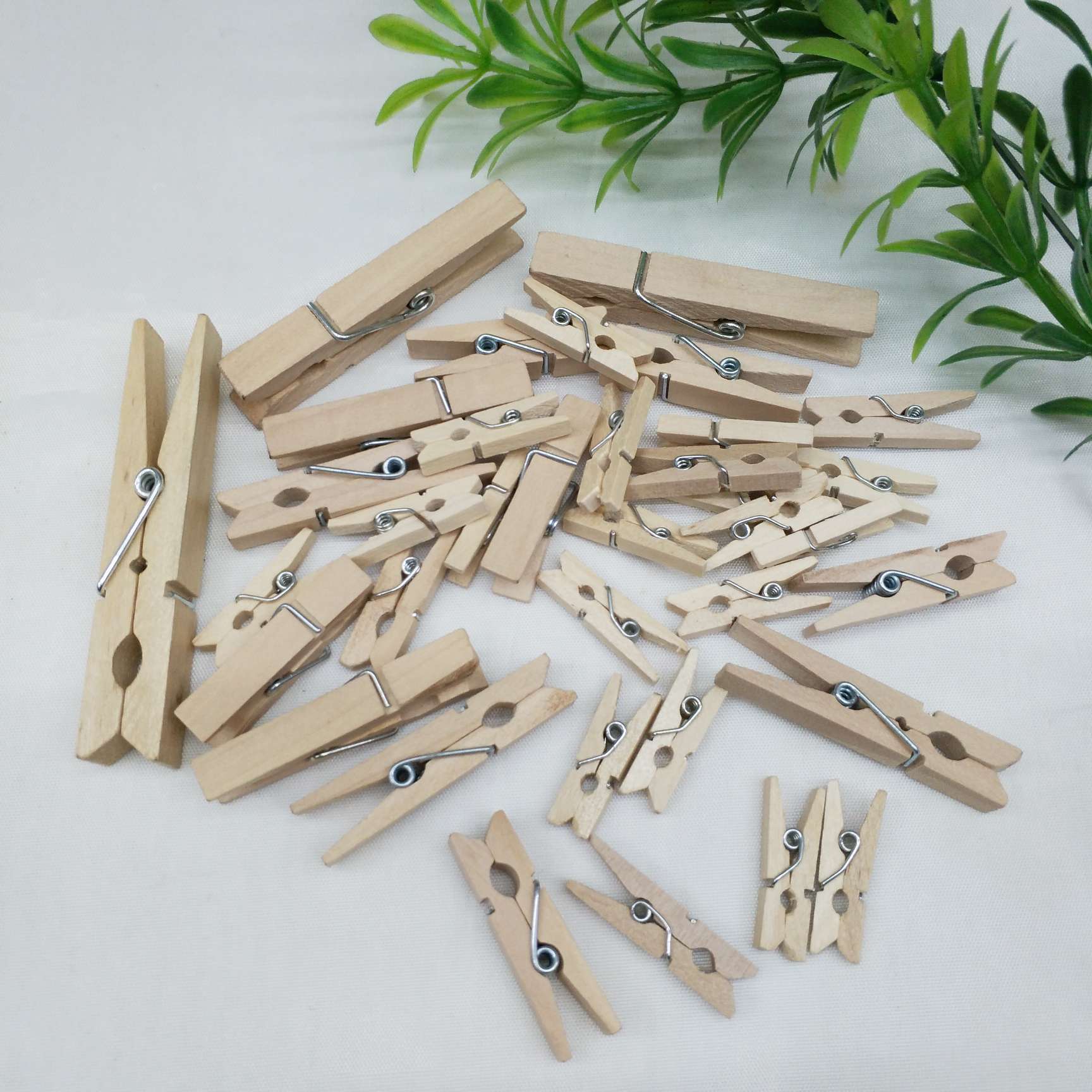 All kinds of specifications of wooden clips, photo clips, message clips, mini clips, wood color and color are available in stock. Factory direct sales with affordable prices Application Scenario