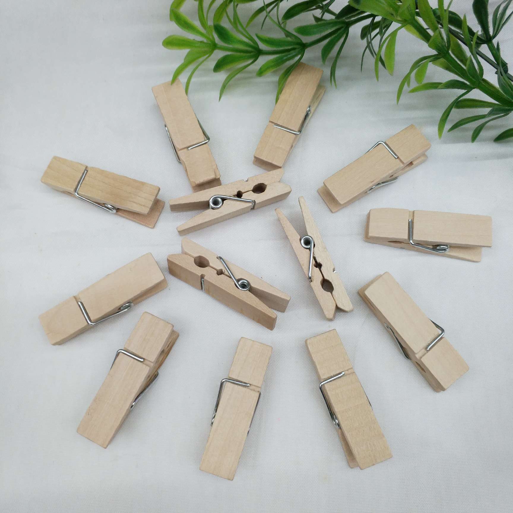 All kinds of specifications of wooden clips, photo clips, message clips, mini clips, wood color and color are available in stock. Factory direct sales with affordable prices Item Picture