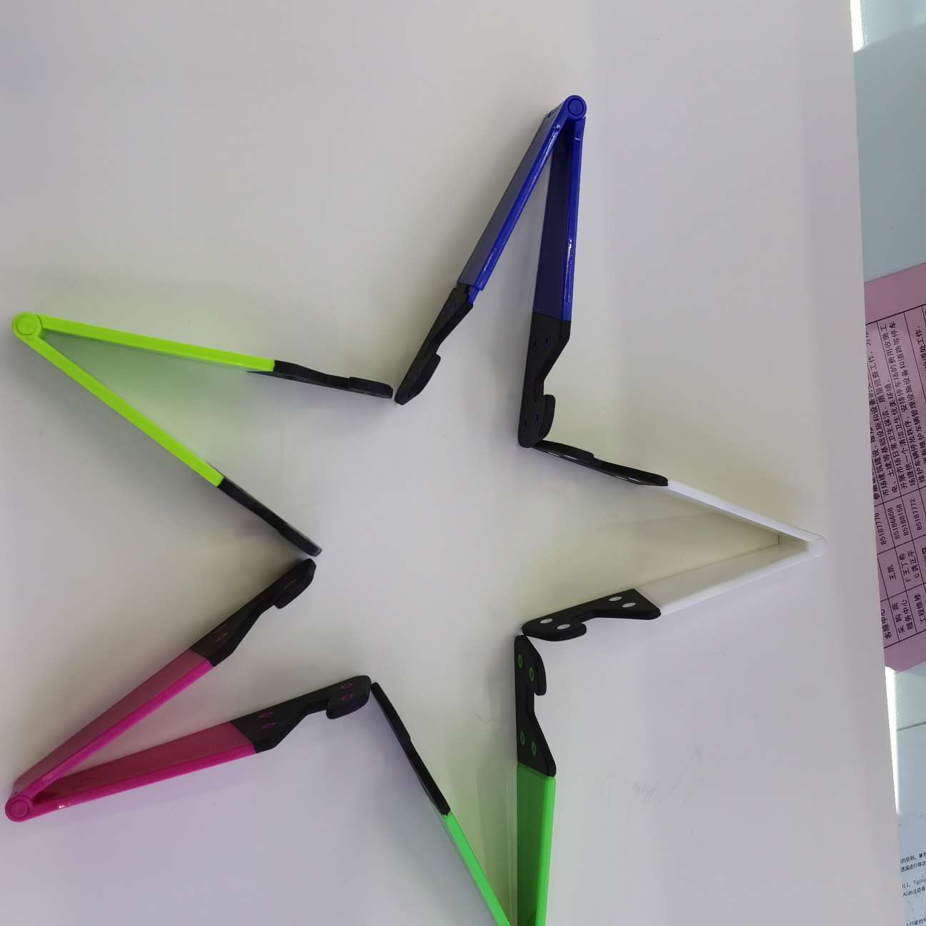Spot new V-shaped slacker Cell phone stand Phablet Universal Folding cell phone stand factory direct sale thumbnail