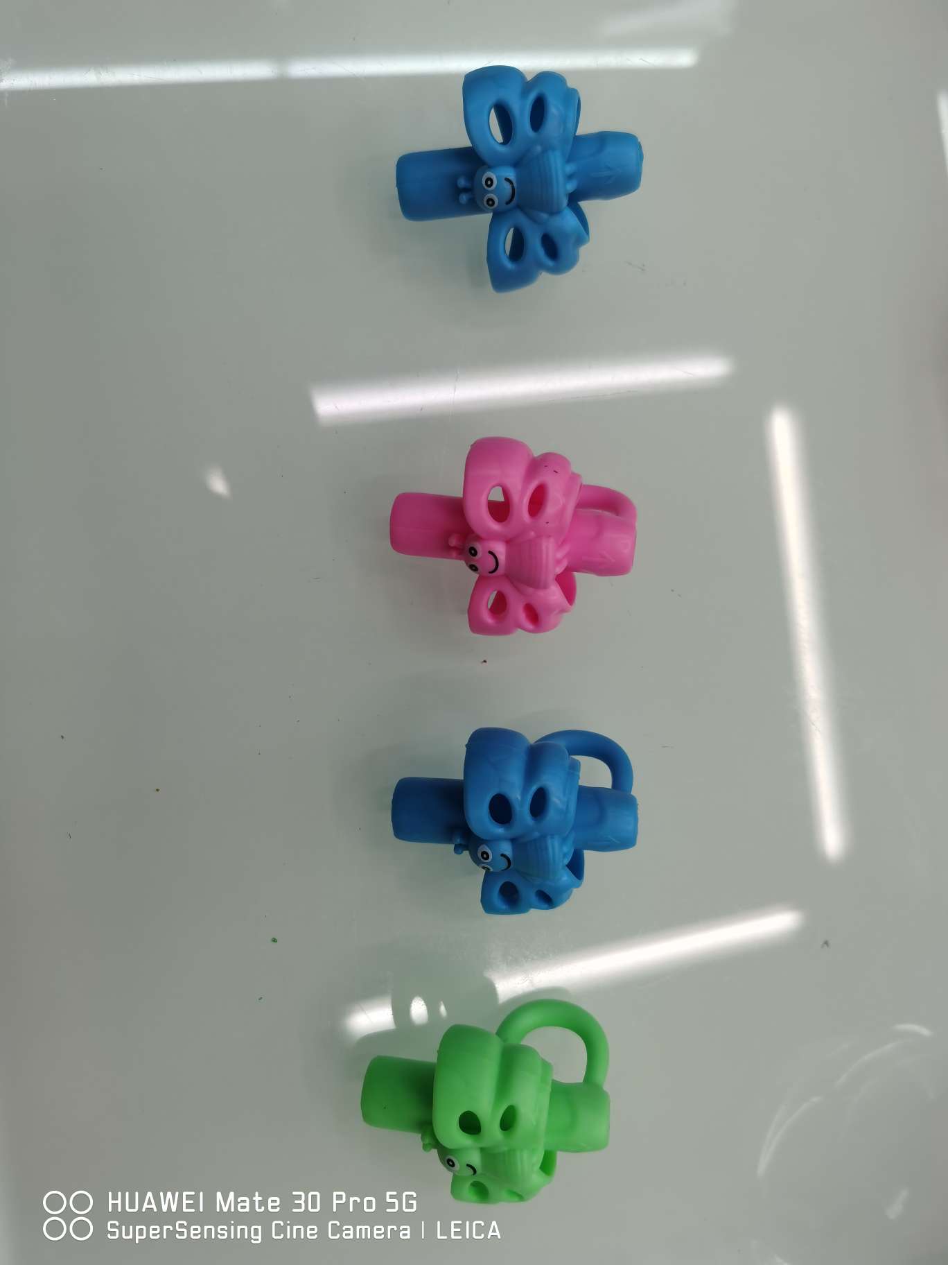 Double-finger pen-holding device, children's writing corrector, soft rubber eco-friendly, creative best-selling product details Picture