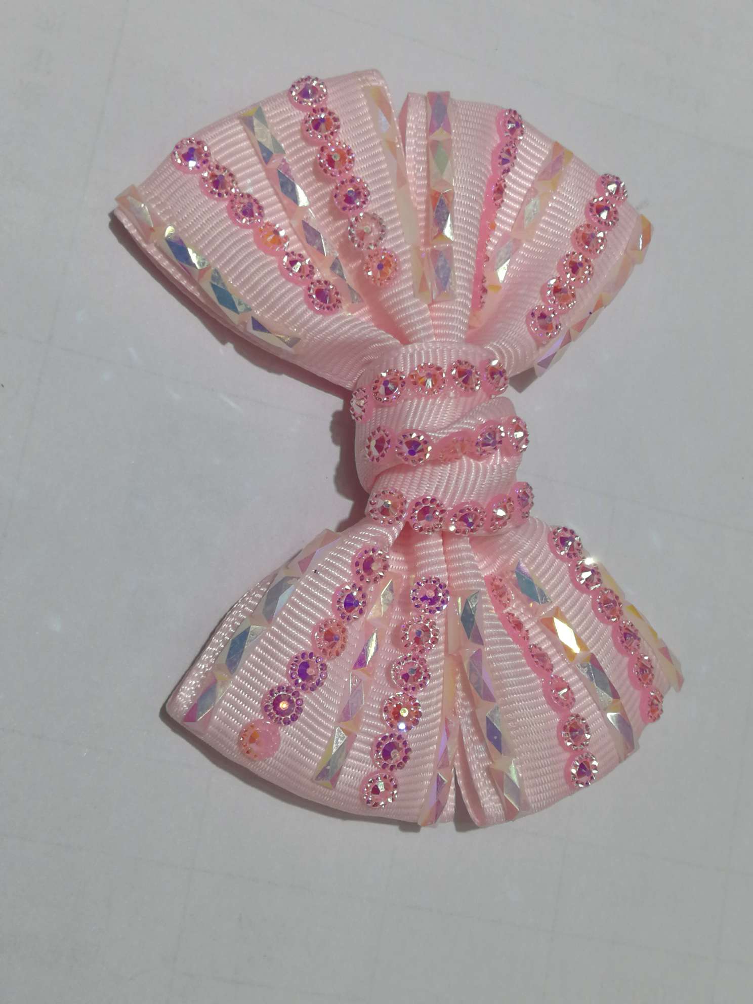 罗纹带点钻蝴蝶结，头饰，鞋花白底实物图