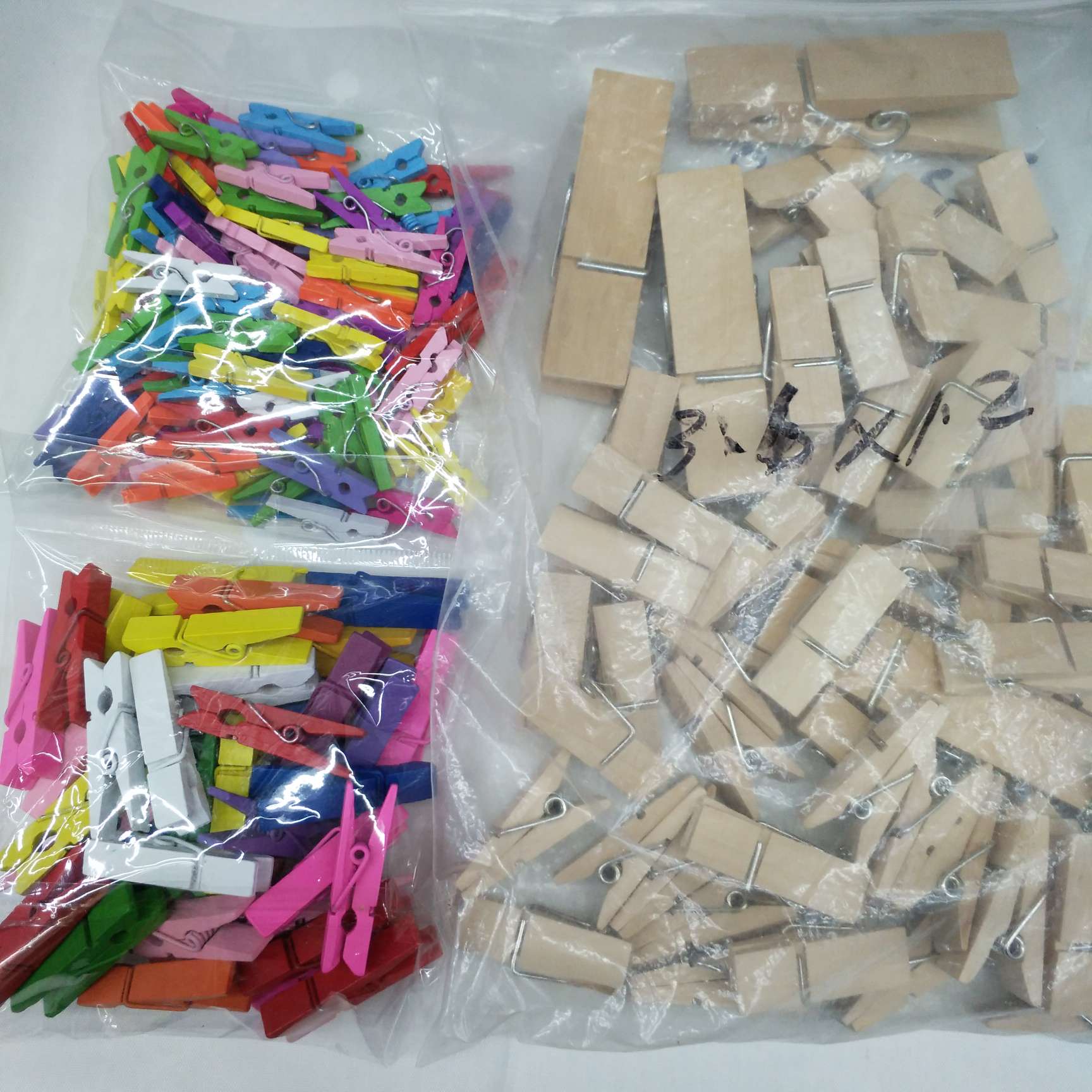 All kinds of specifications of wooden clips, photo clips, message clips, mini clips, wood color and color are available in stock. Factory direct sales with affordable prices undefined