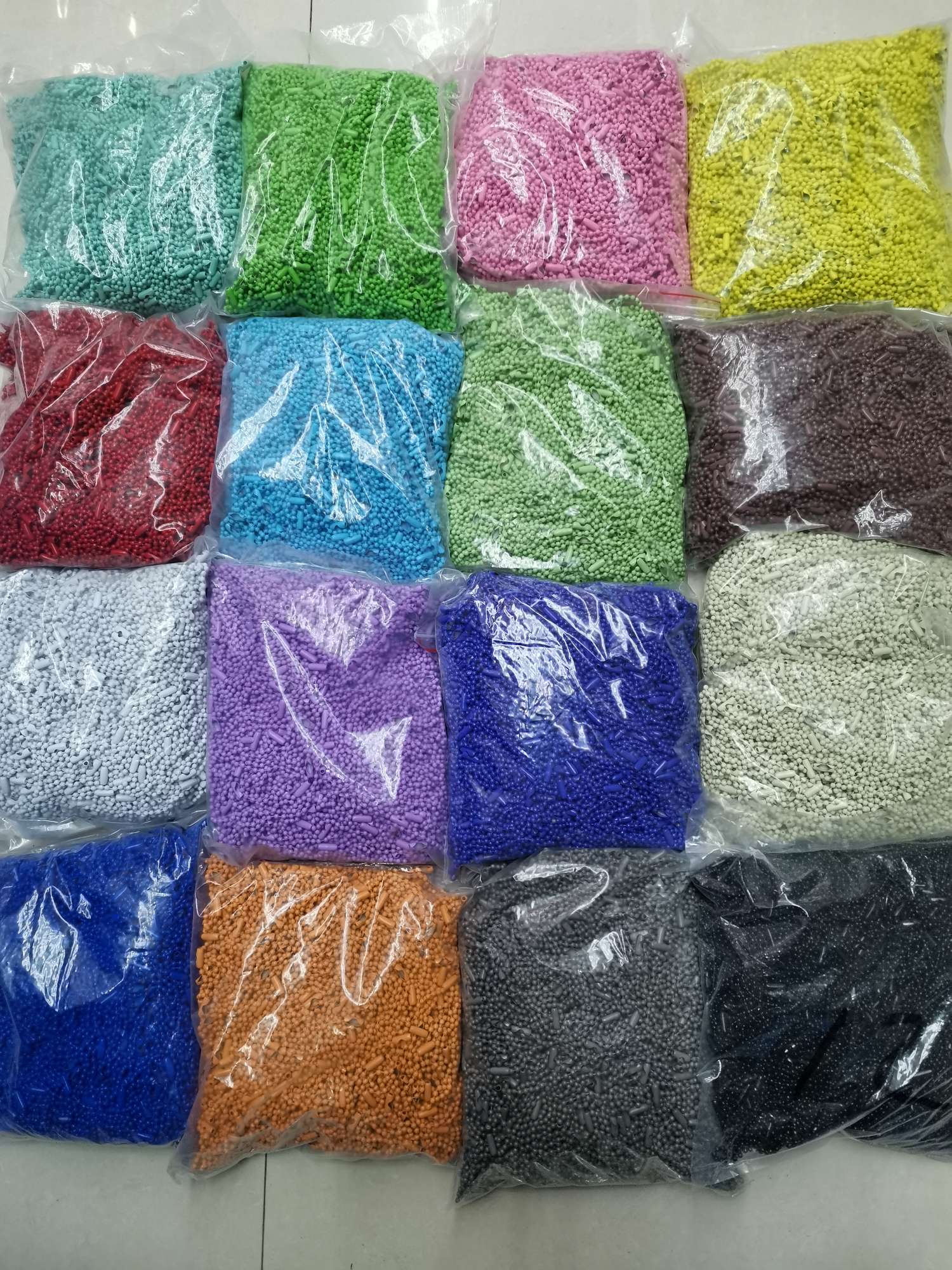 2.4×12cm彩色珠链白底实物图