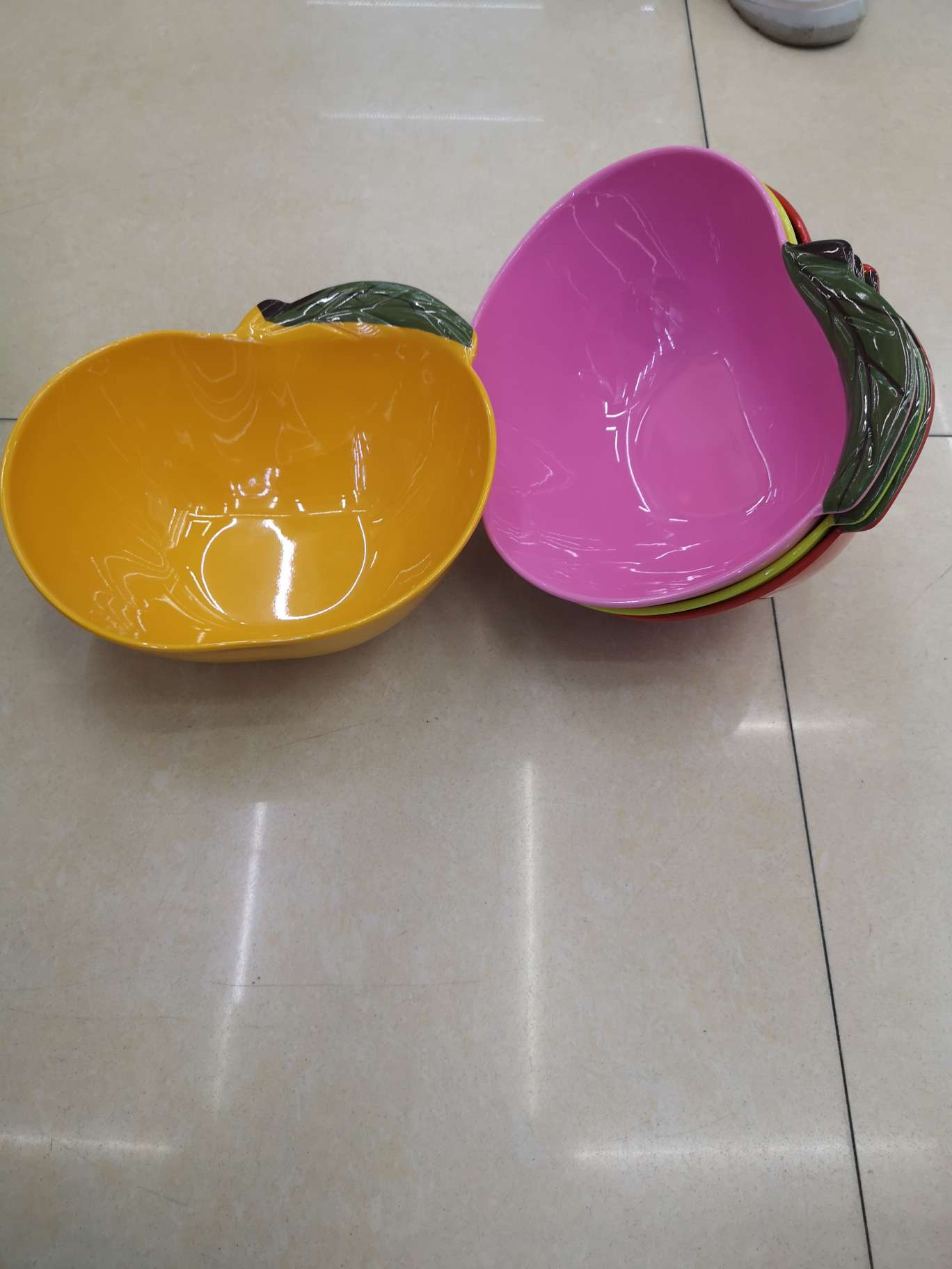 A5彩色苹果型果盘产品图