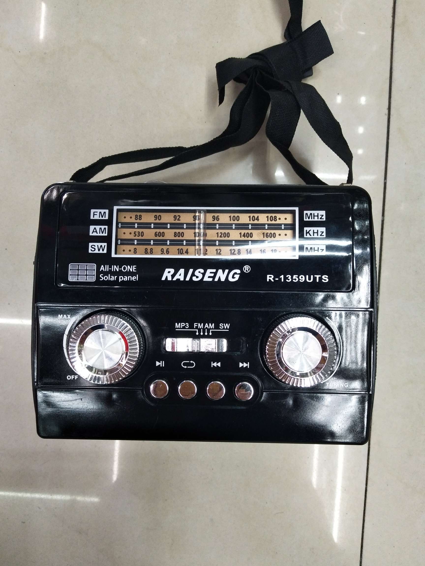 R-1359UTS comes with a solar-powered radio thumbnail
