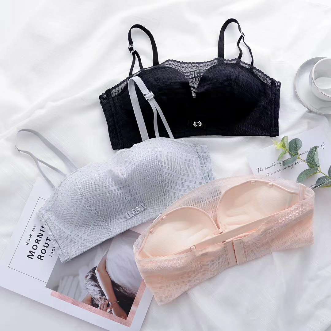 Adjust, tuck in the breast, and gather the bra Application Scenario