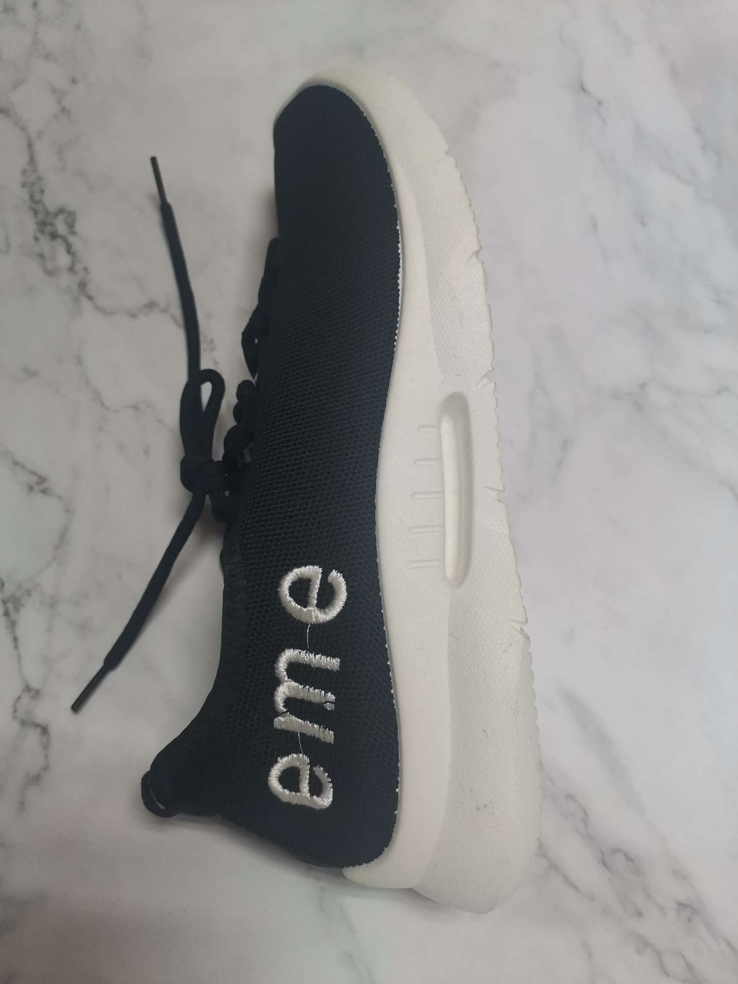 运动休闲鞋实物图