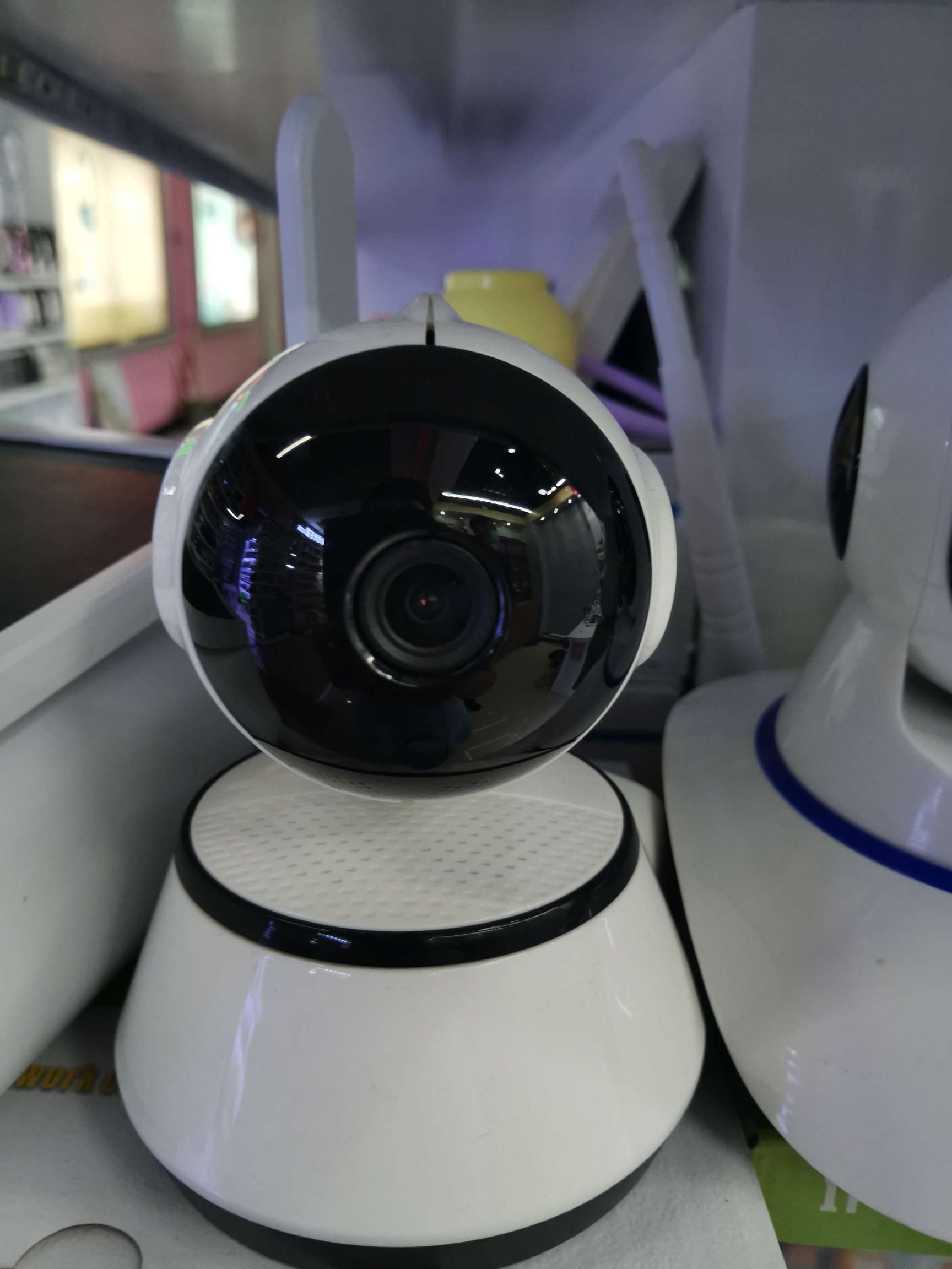 智能无线WiFi摄像头，远程操控360度摇头，自带语音对讲移动侦测报警功能，支持云存储。产品图