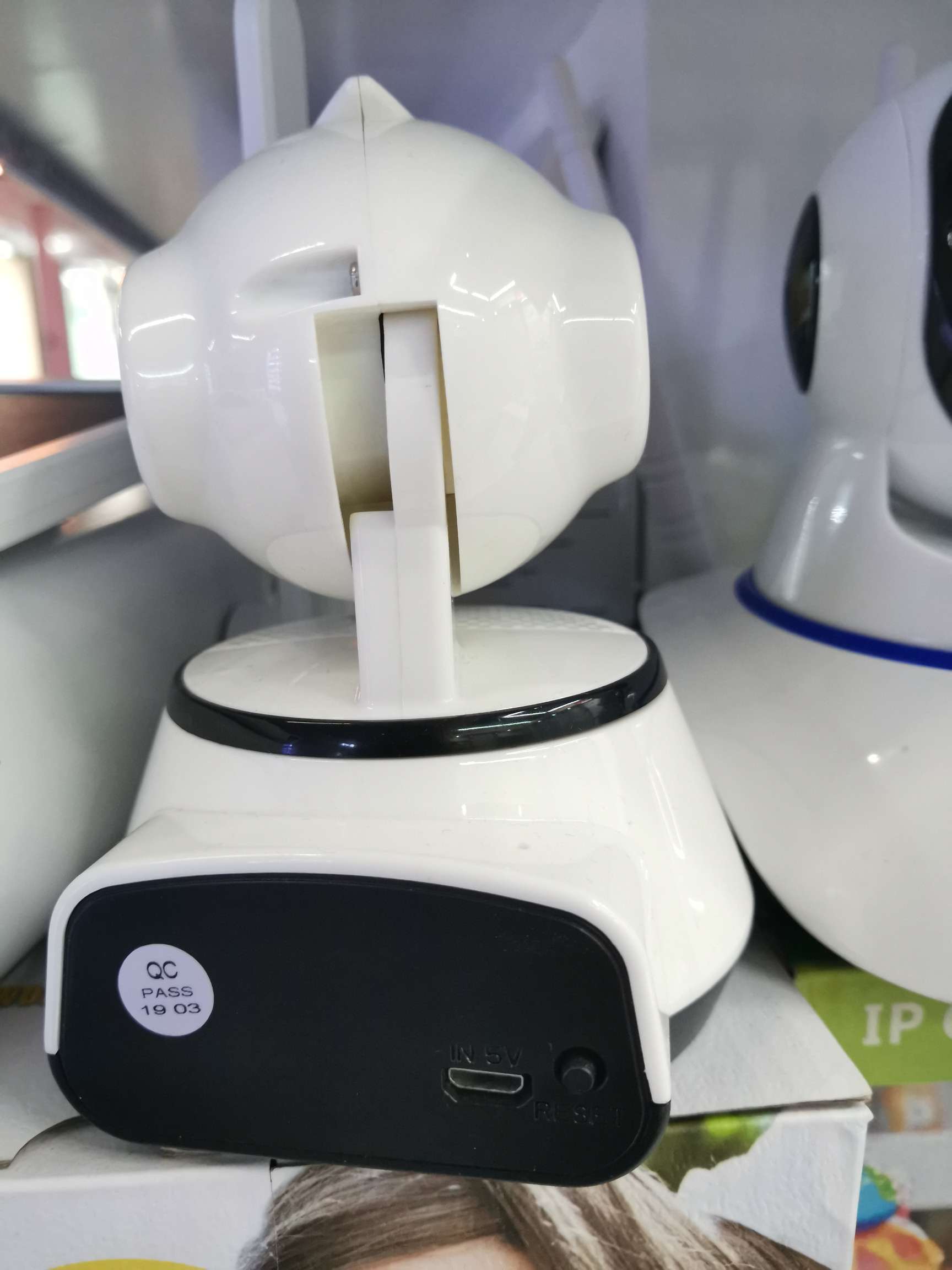 智能无线WiFi摄像头，远程操控360度摇头，自带语音对讲移动侦测报警功能，支持云存储。细节图