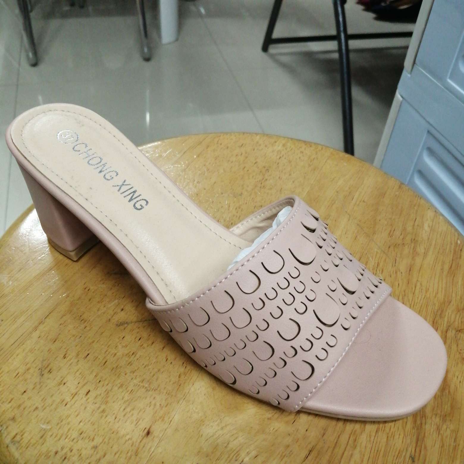 米色粗跟女式时尚中跟一字面凉鞋时尚凉拖