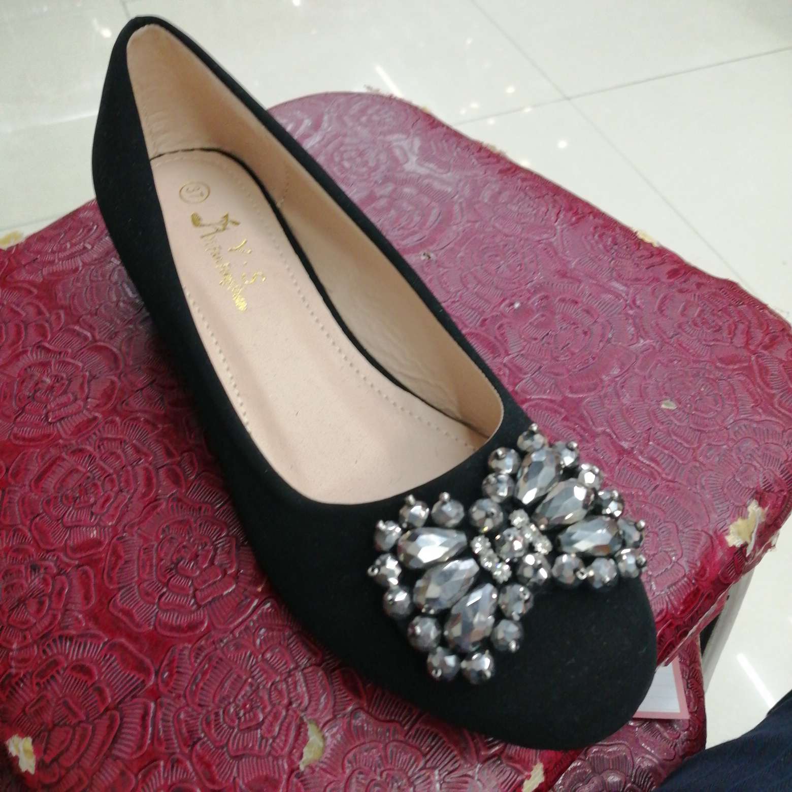 2022-20408女式黑色珍珠钉圆头浅口低跟单鞋绒面单鞋女鞋