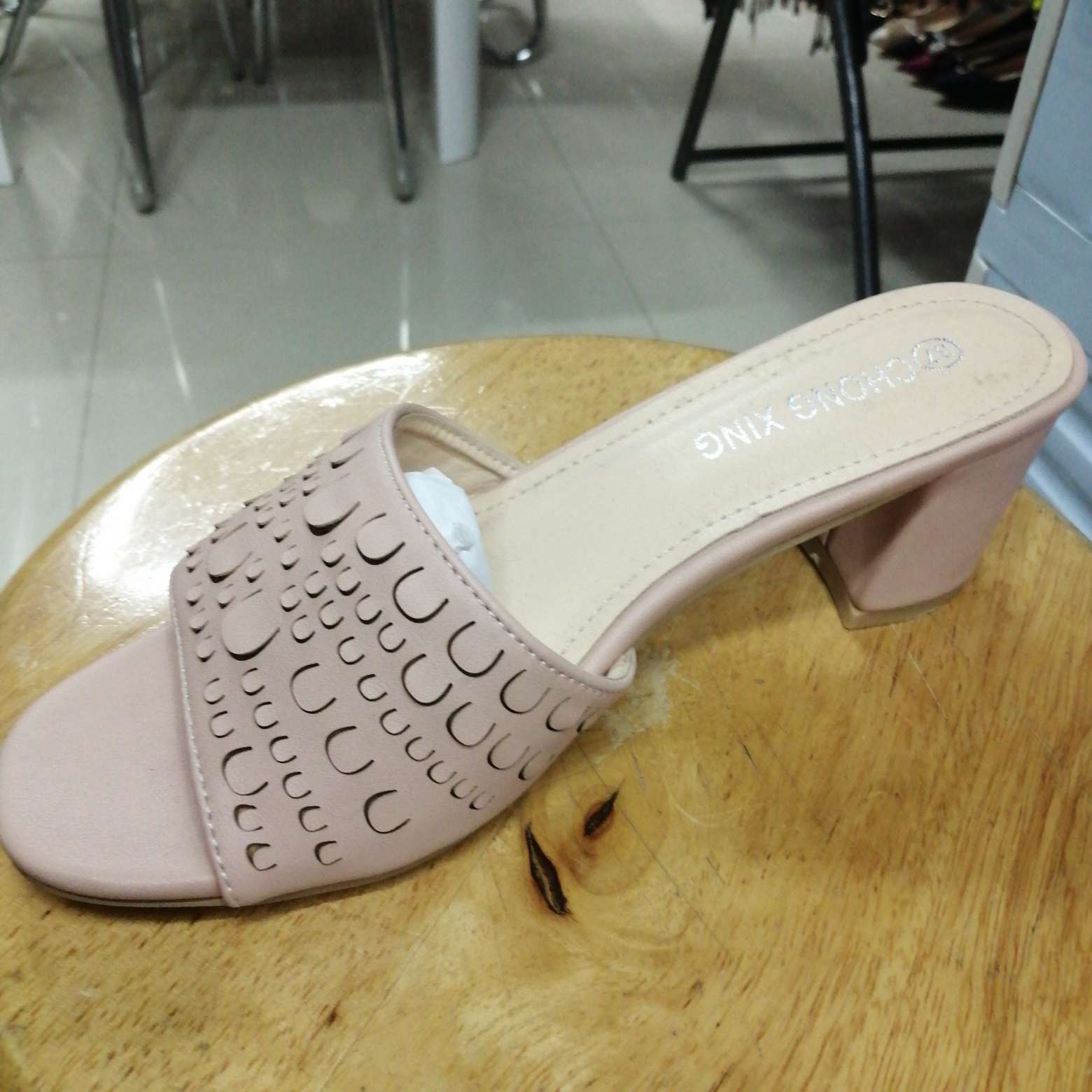 米色粗跟女式时尚中跟一字面凉鞋时尚凉拖产品图