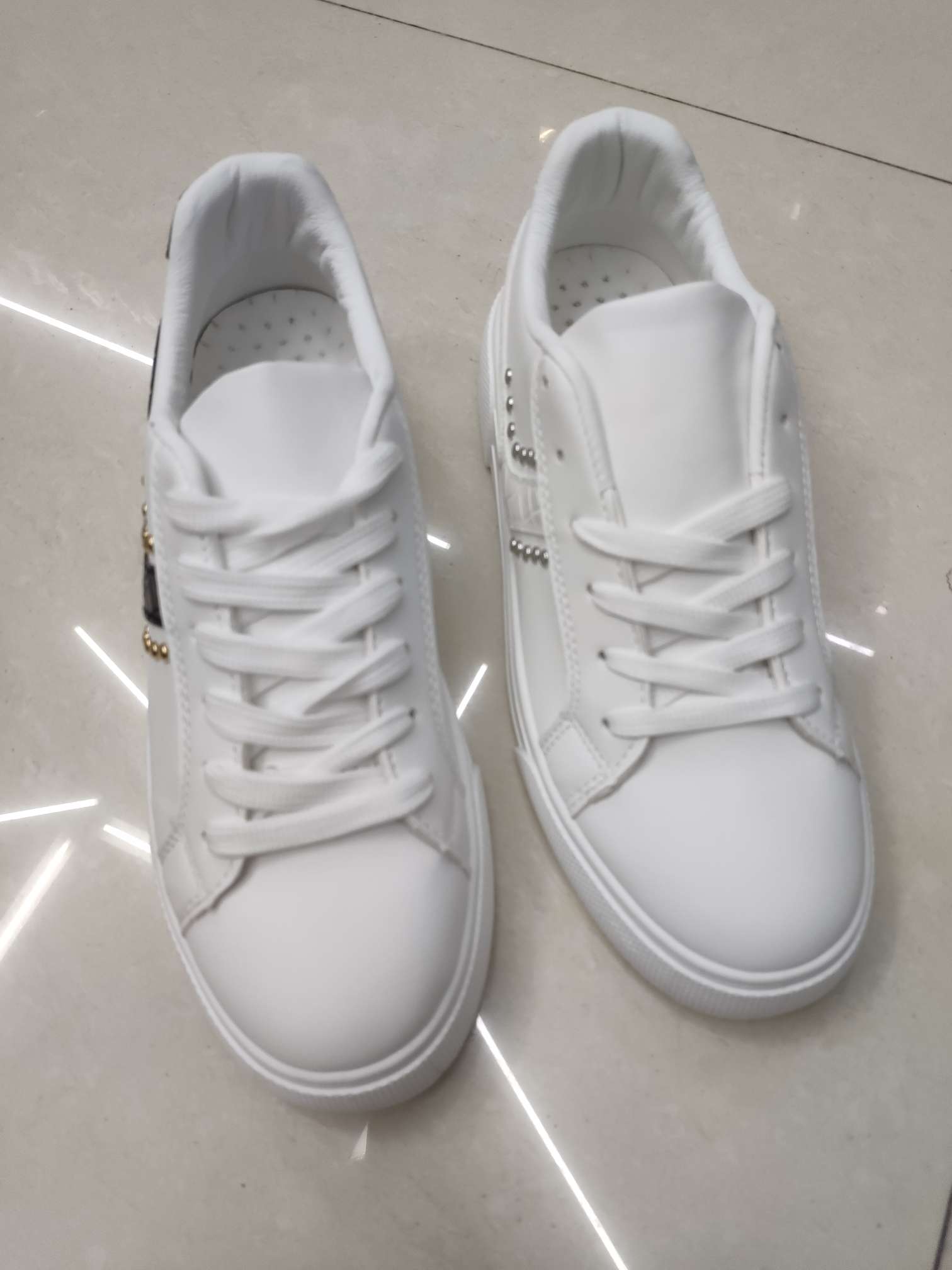 女士小白鞋皮质休闲运动鞋图