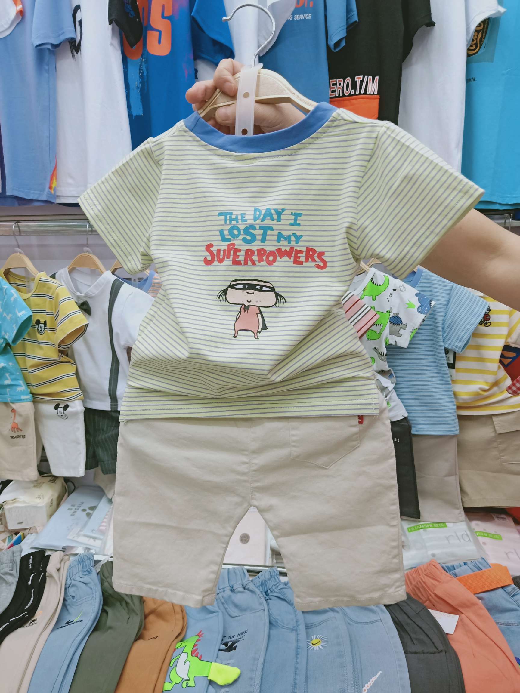 Boys' suit details Picture