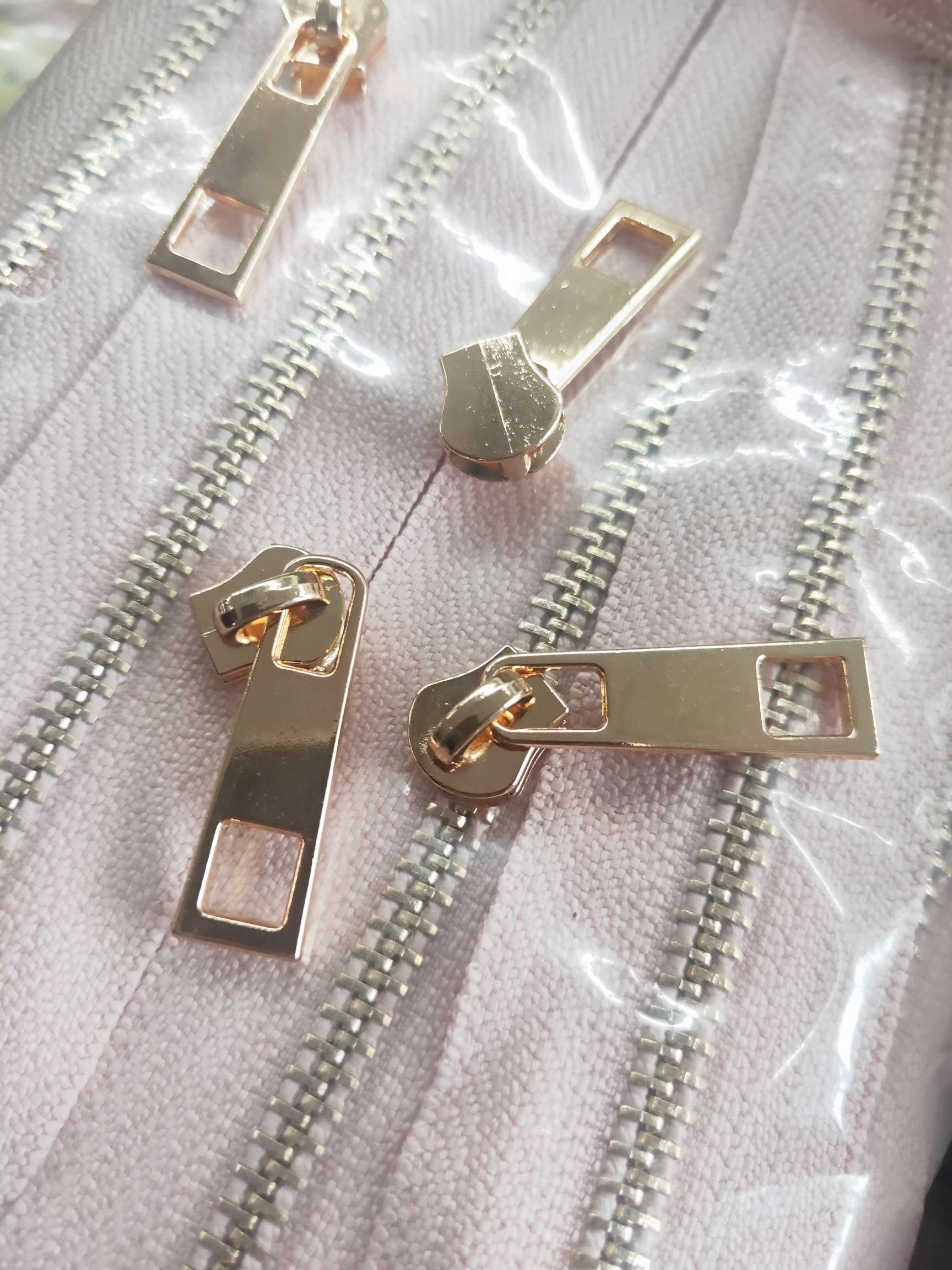 Manufacturer Direct Zipper Head details Picture
