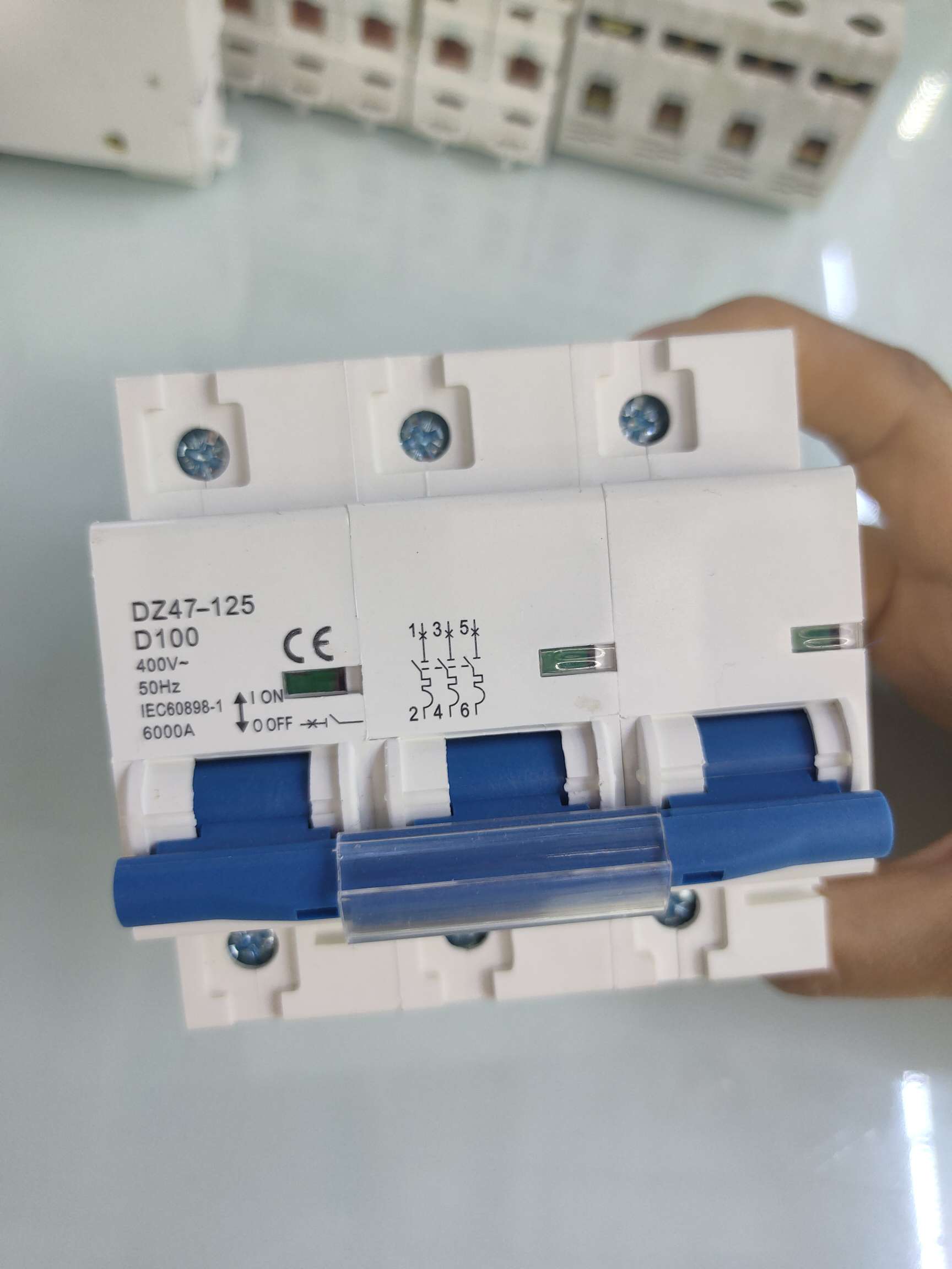 NC开关断路器80A-125A白底实物图