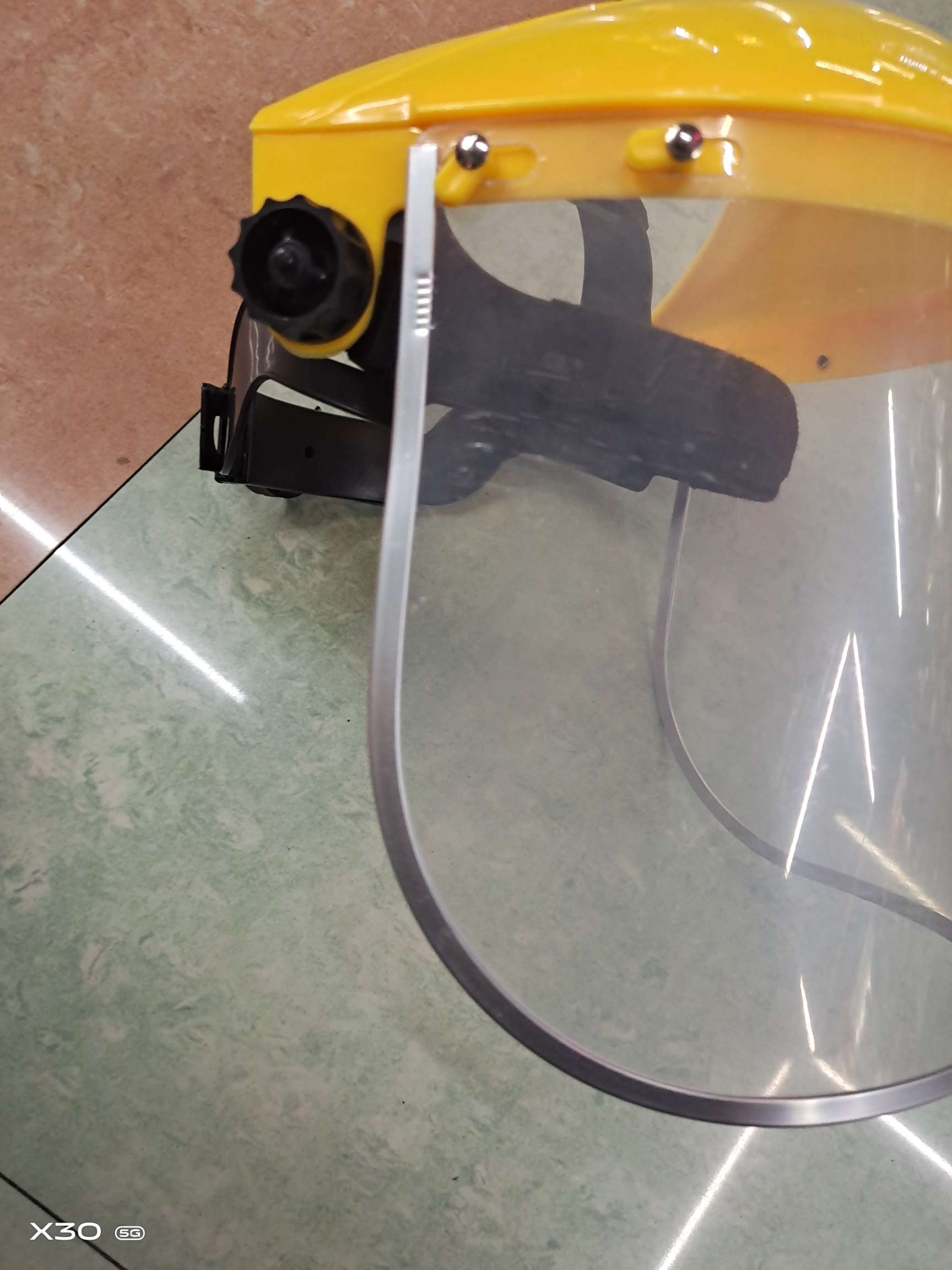 黄顶面罩白底实物图