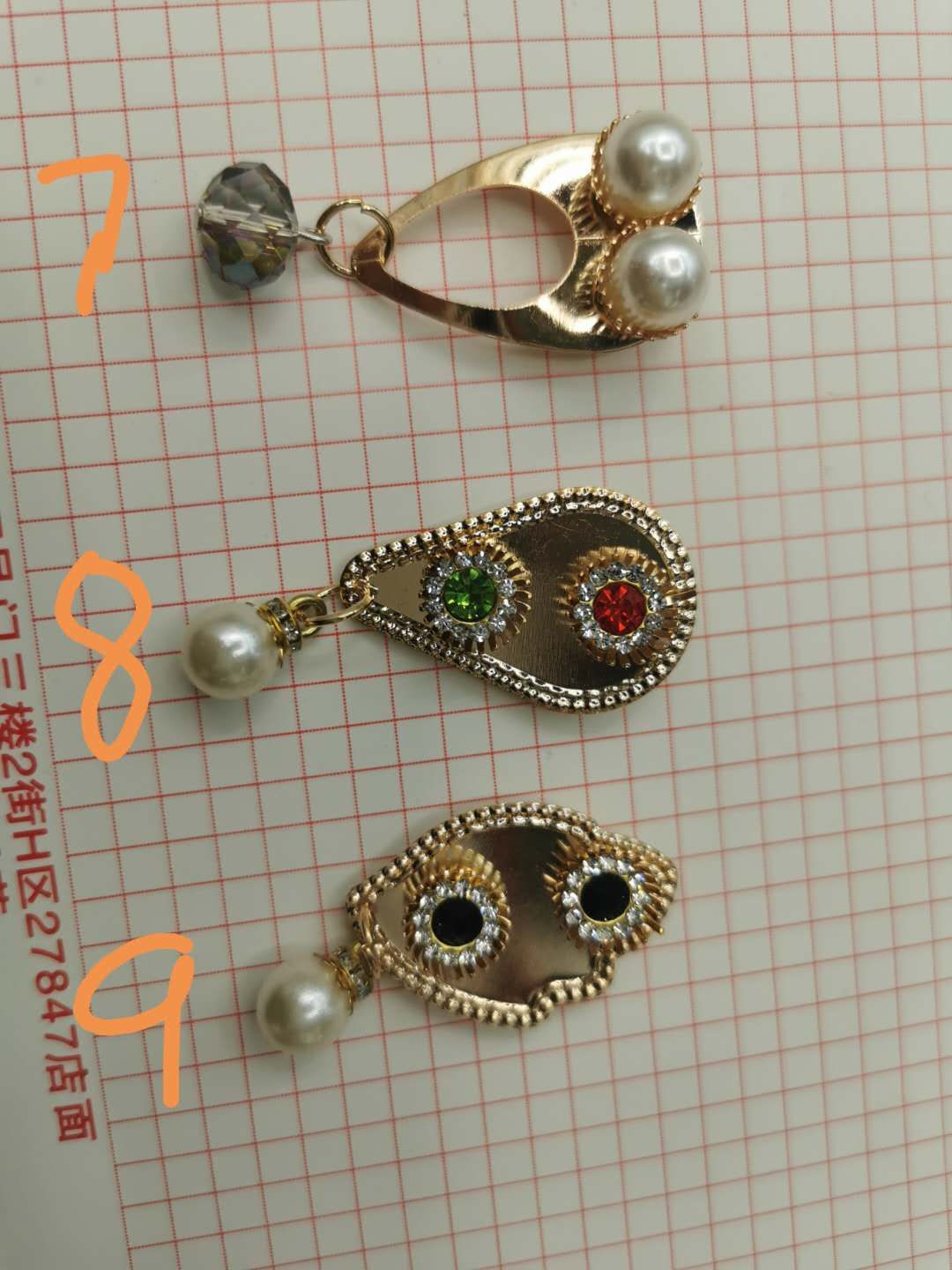 Corsage, Sweater Chain