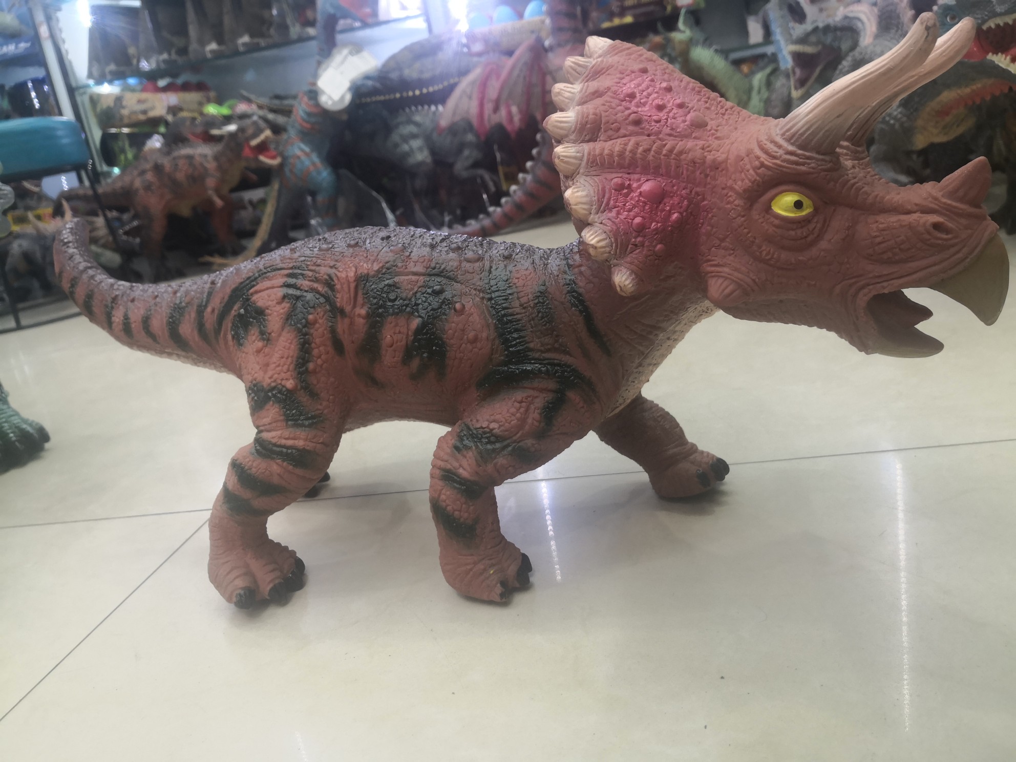 PVC环保材质，搪胶发声恐龙细节图