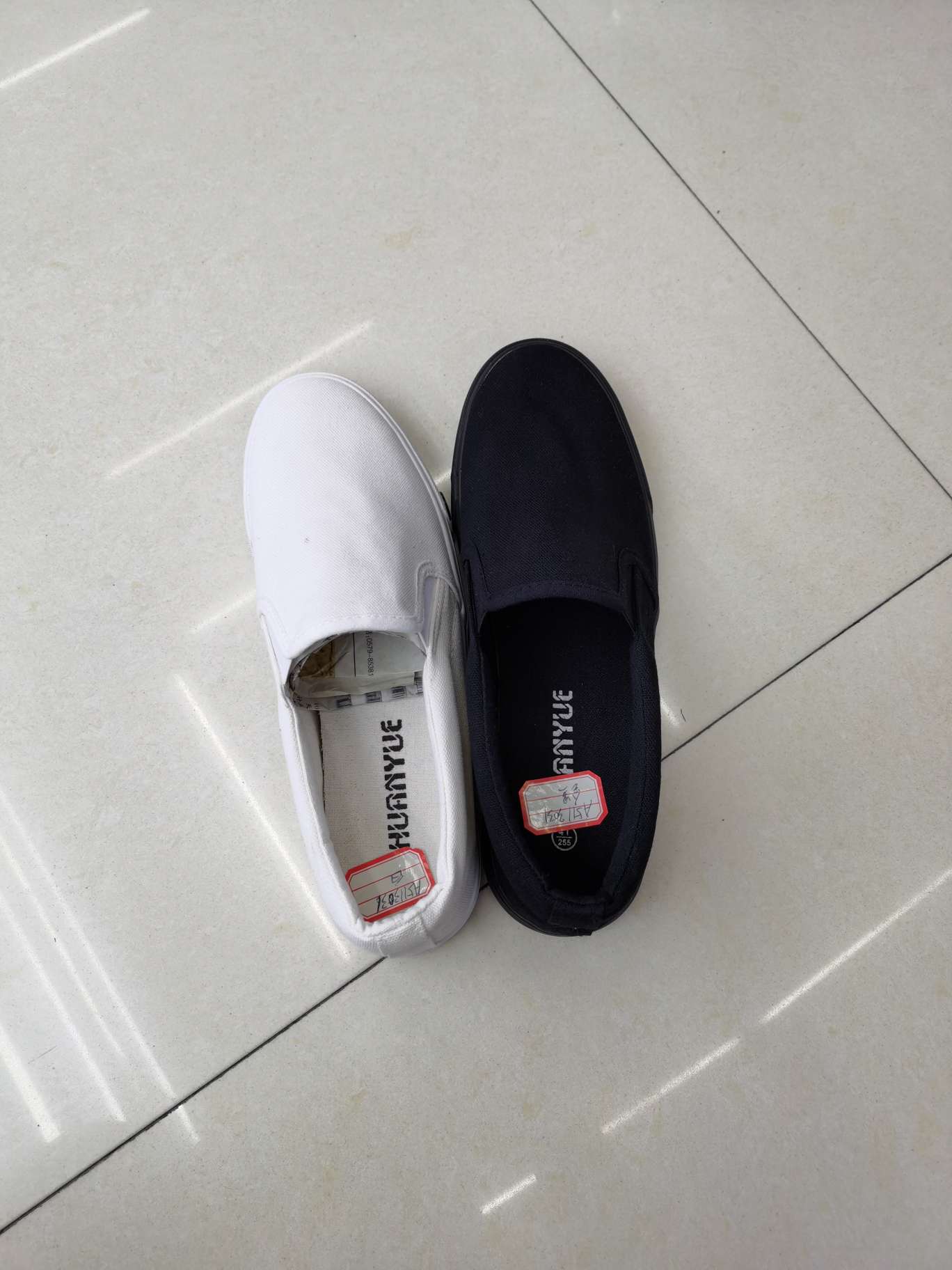 纯色基础款百搭帆布鞋产品图