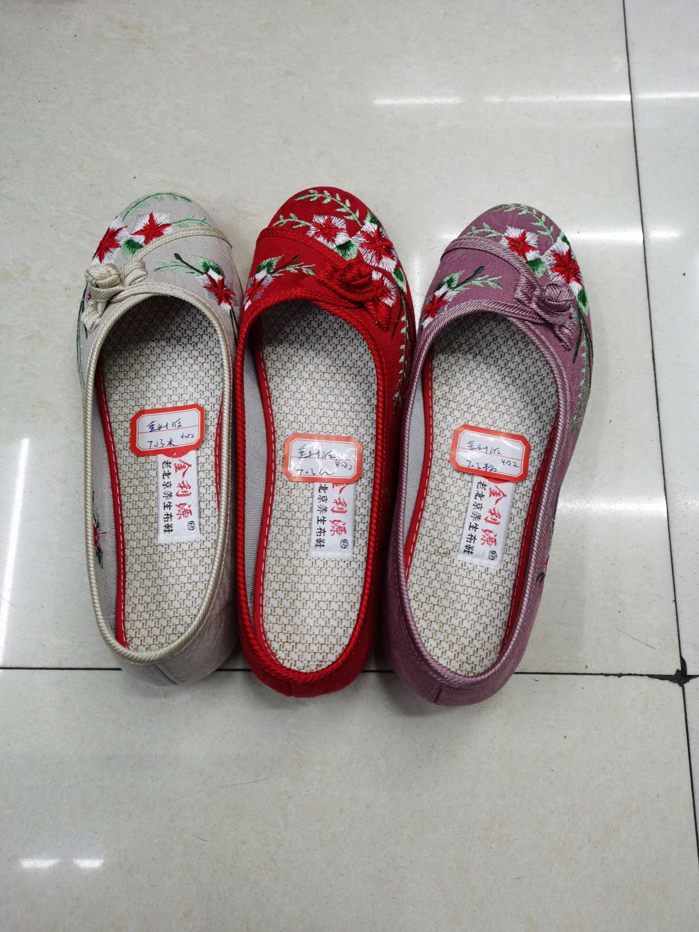 绣花养生布鞋产品图