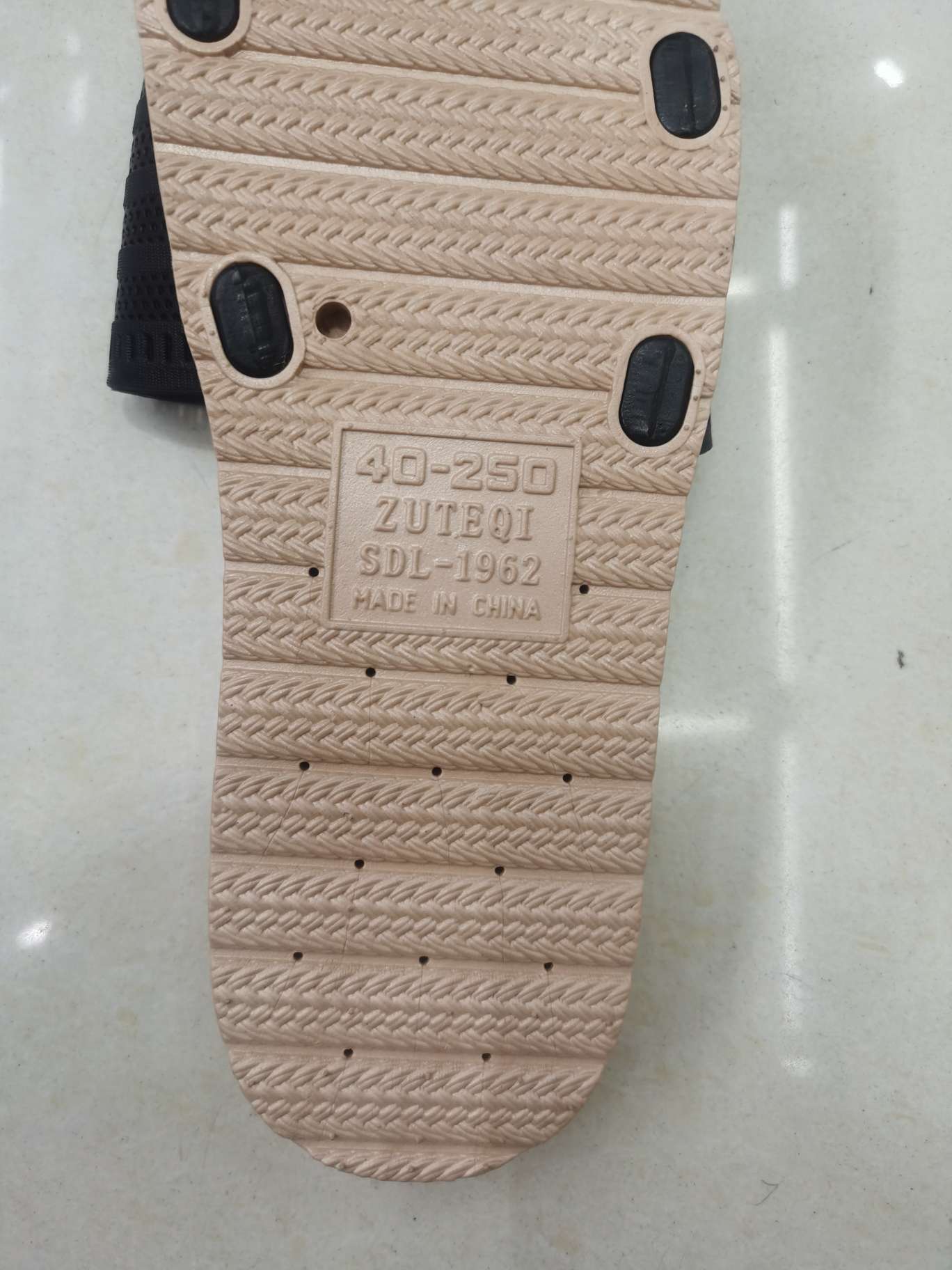 Fashionable anti-slip women's slippers Specification image