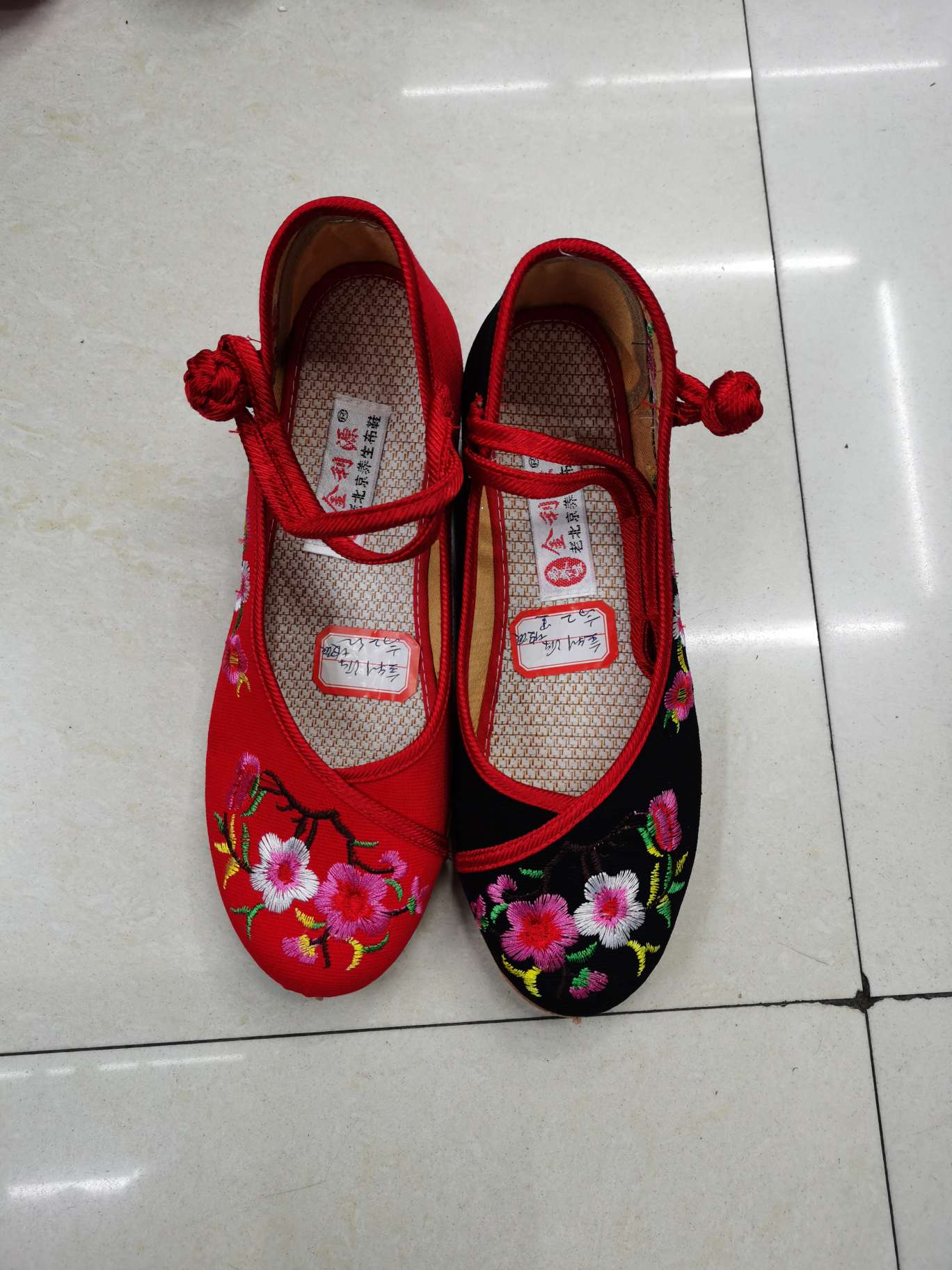 中跟绣花养生布鞋