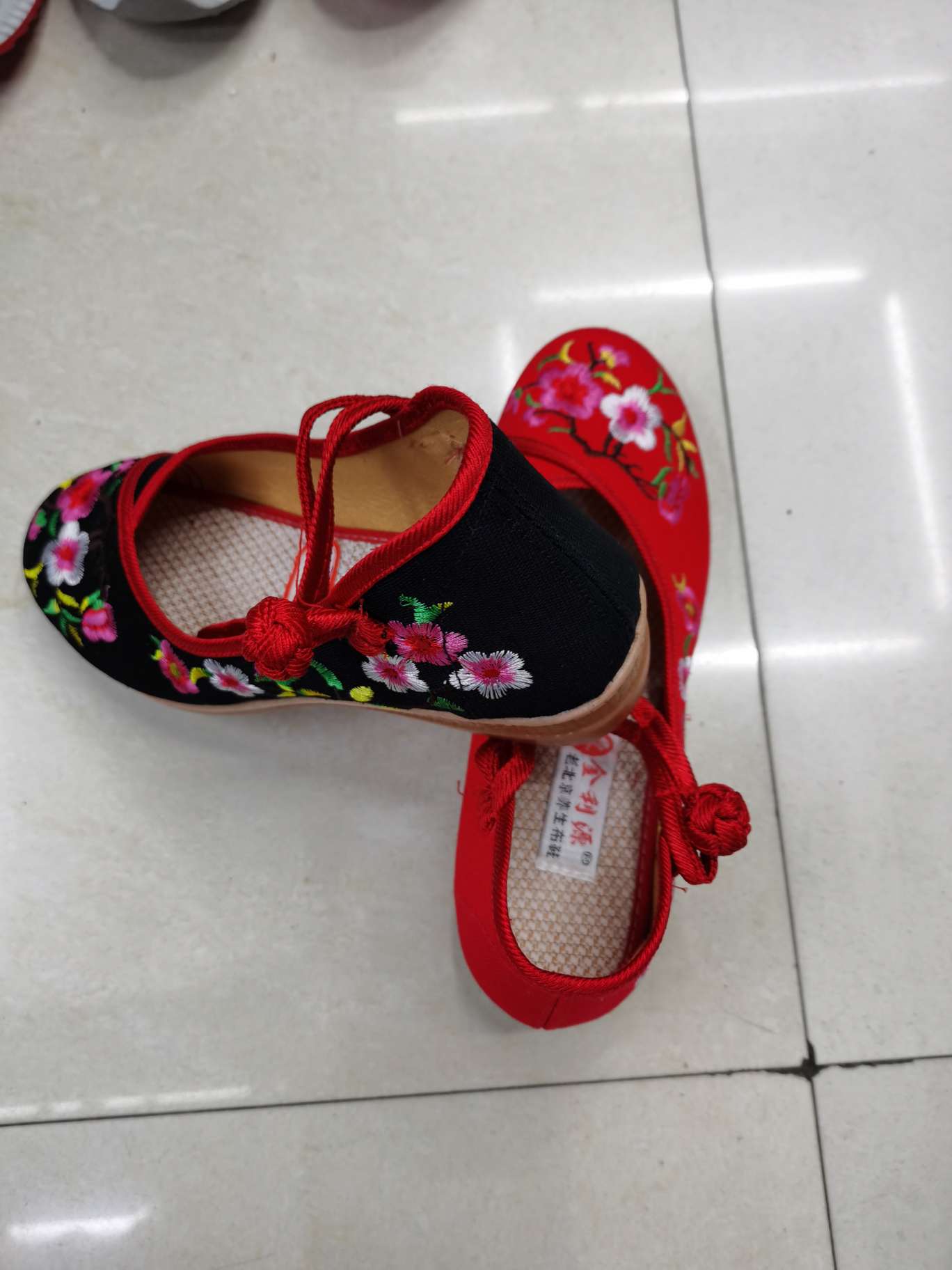 中跟绣花养生布鞋产品图