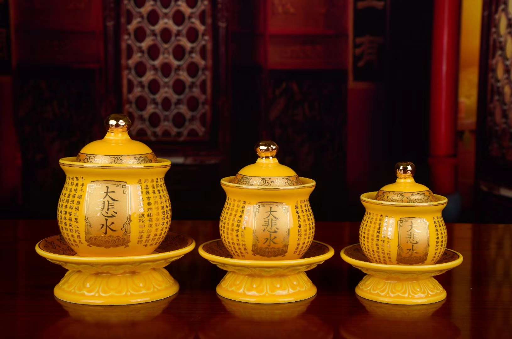The auspicious Buddhist ornament is a yellow ancient lotus great compassion water cup