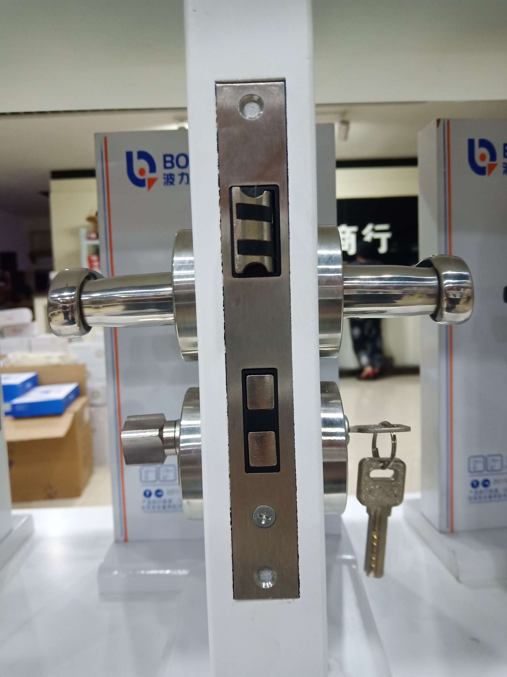 伟家达现代不锈钢静音门锁产品图