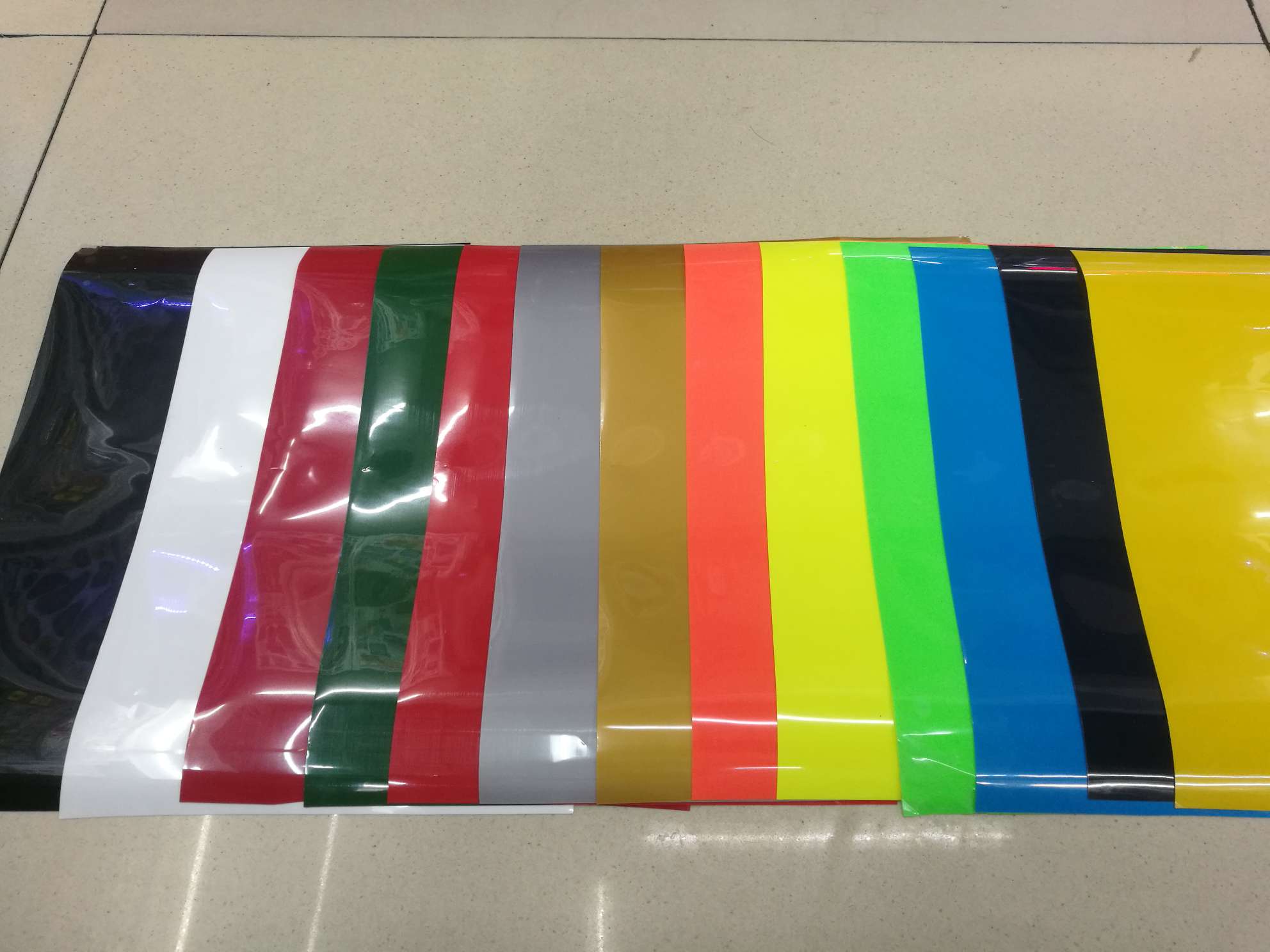 PU engraved film heat transfer, engraved film hot stamping, hot stamping, clothing accessories, clothing accessories, T-shirt engraved film hot stamping Application Scenario