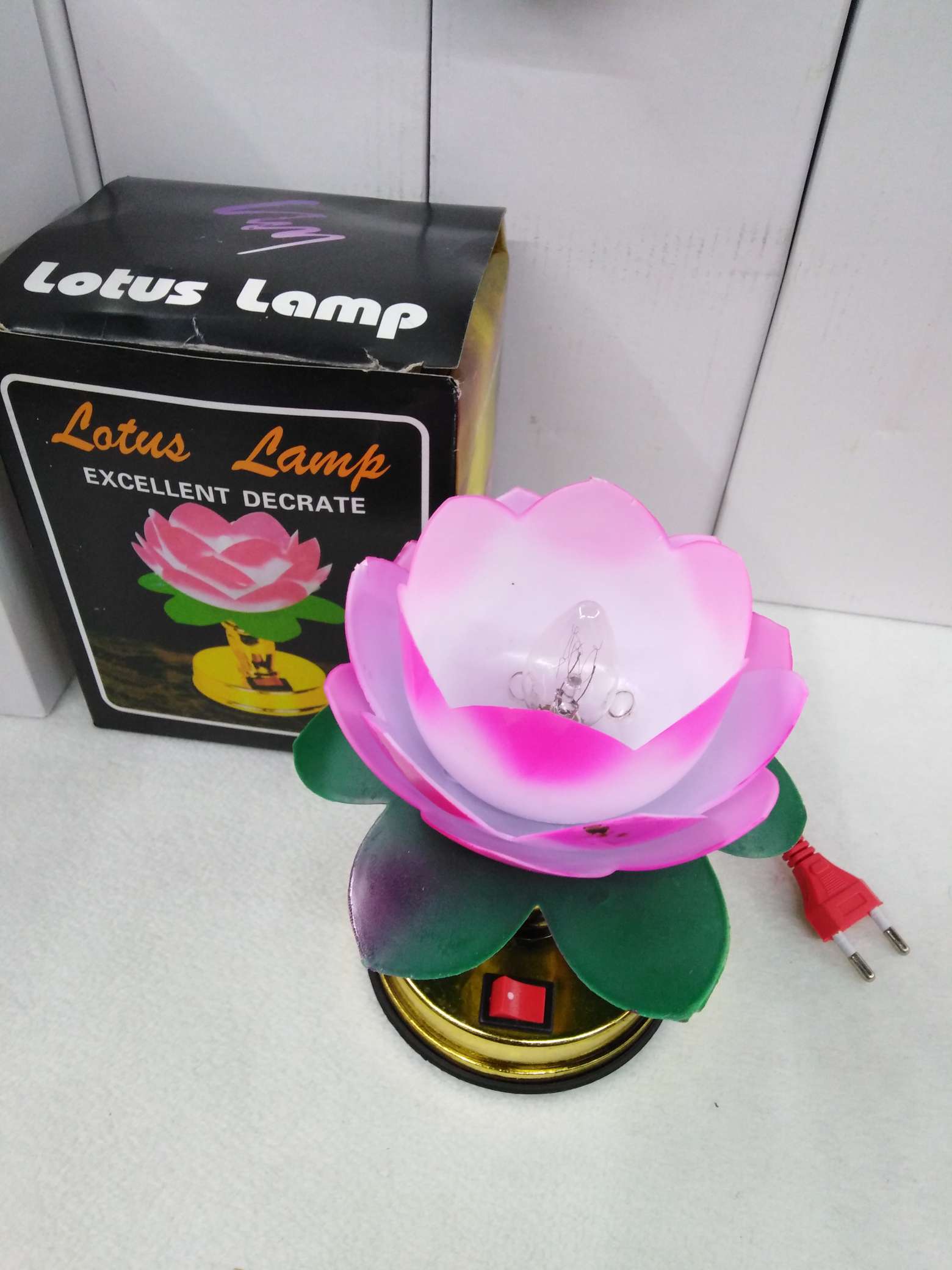 荷花灯大款：电源方式：圆插充电线直接电源，用途：佛前，摆设，照明等，包装：彩盒一件x96个，外箱尺寸：58x38X52㎝