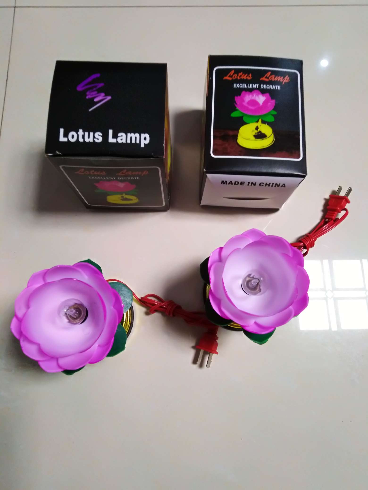 荷花灯小款：电源方式：圆插充电器直接电源，用途：佛前摆设，照明等，包装：彩盒一件x96个，外箱尺寸：59x38x52㎝