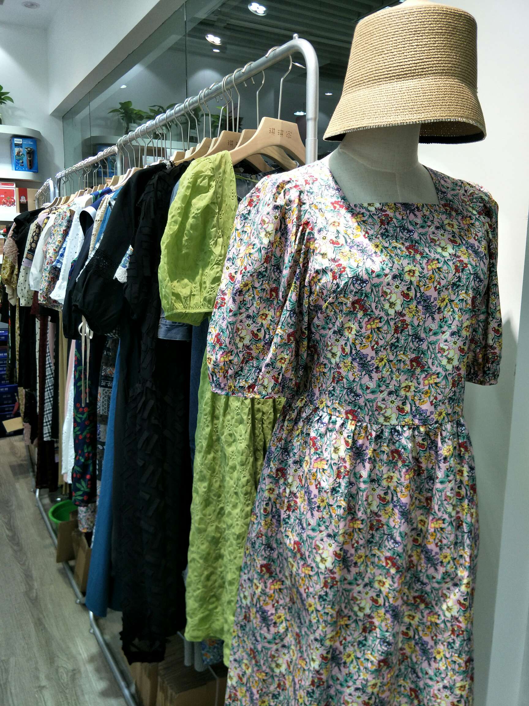 Qiqi's home describe pic - 2