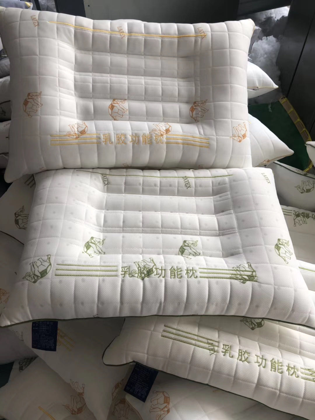 New factory direct sales best-selling latex functional pillows wholesale pillows are selling well