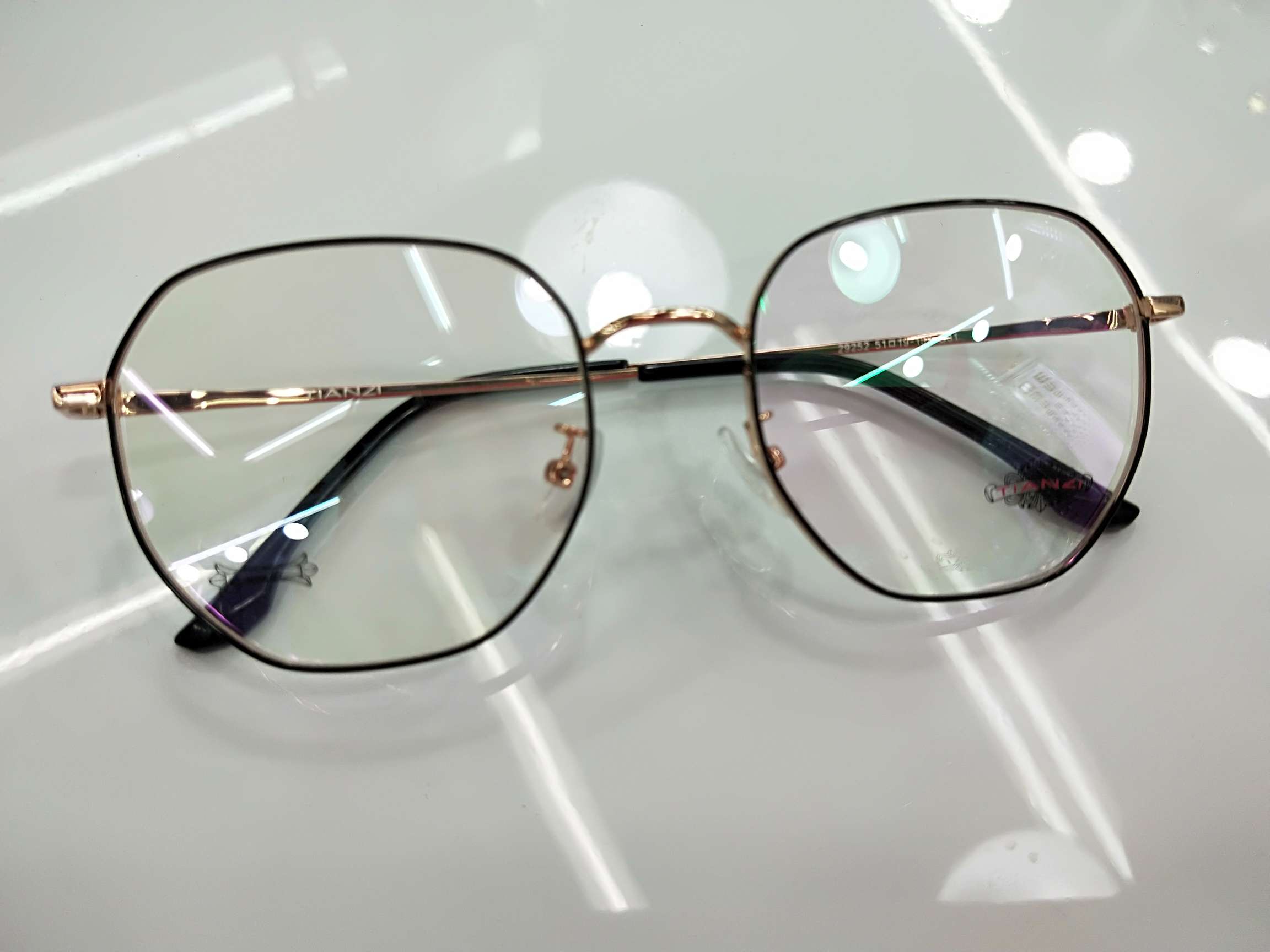 The polygonal spectacle frame is youthful