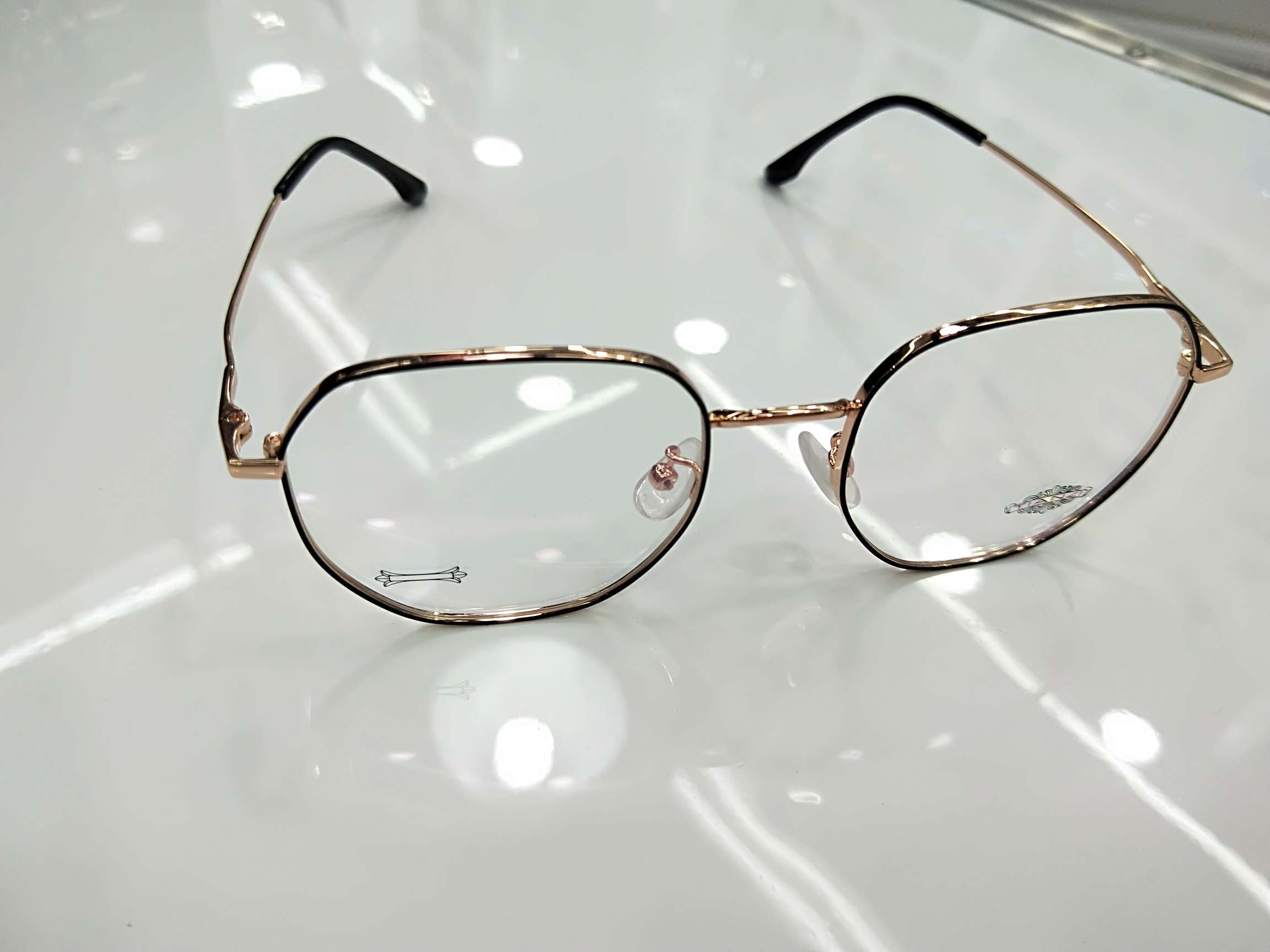 The polygonal spectacle frame is youthful details Picture