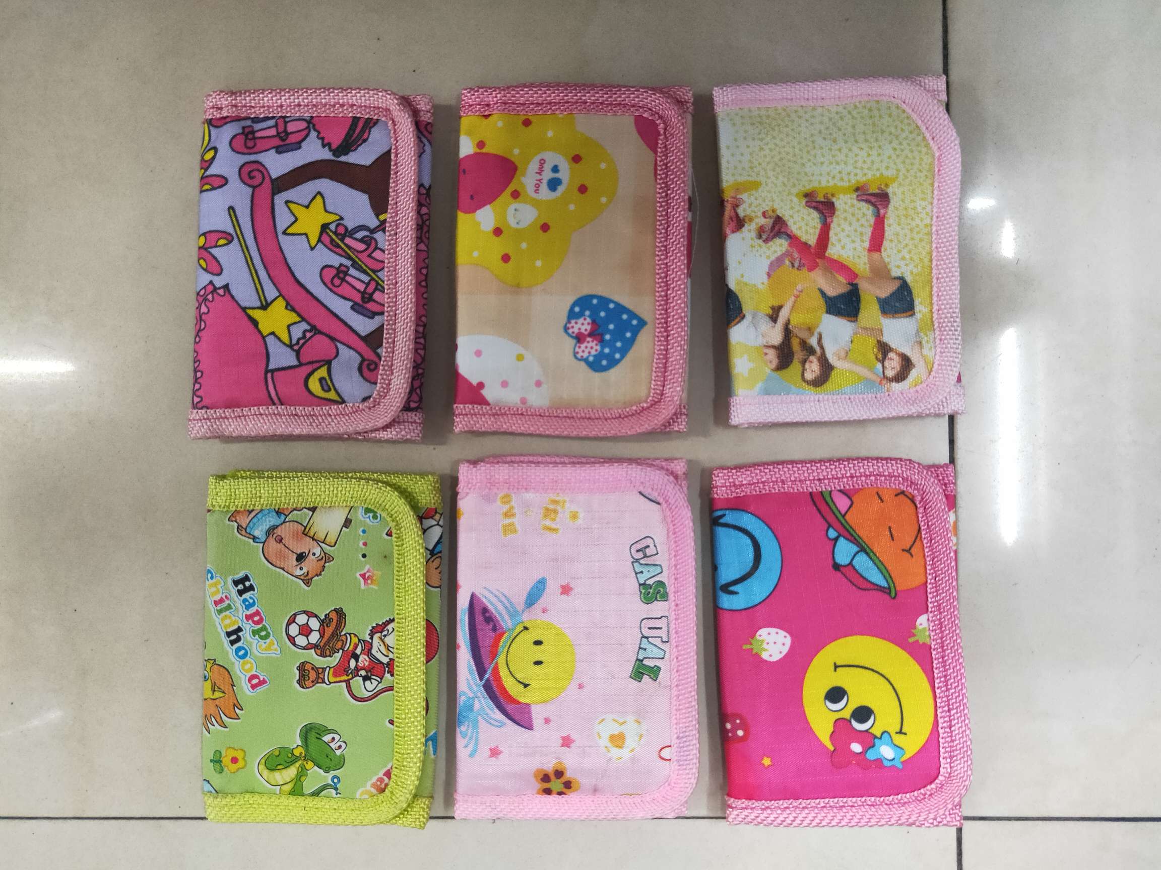 儿童三折印花钱包白底实物图