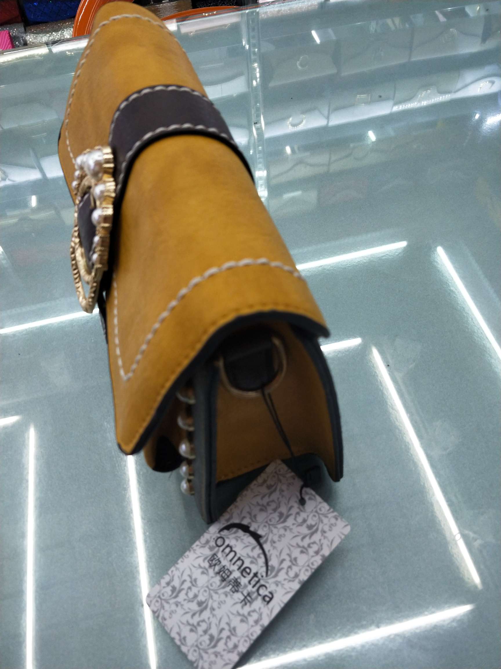 Different ways to wear a women's bag