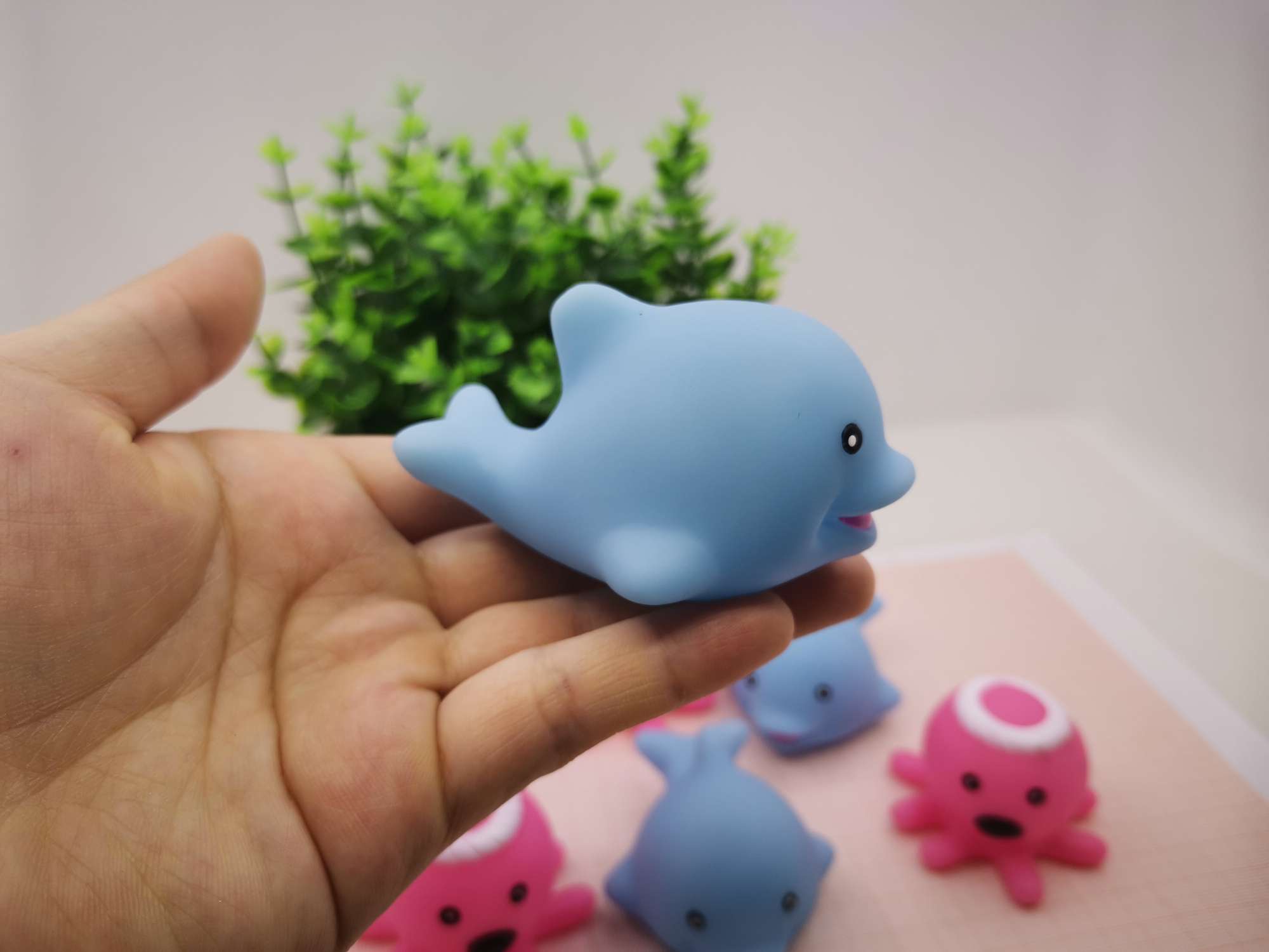 益智玩具 搪胶PVC海豚八爪鱼公仔粉色八爪鱼系列浮水蓝色海豚宝宝沐浴戏水详情图2