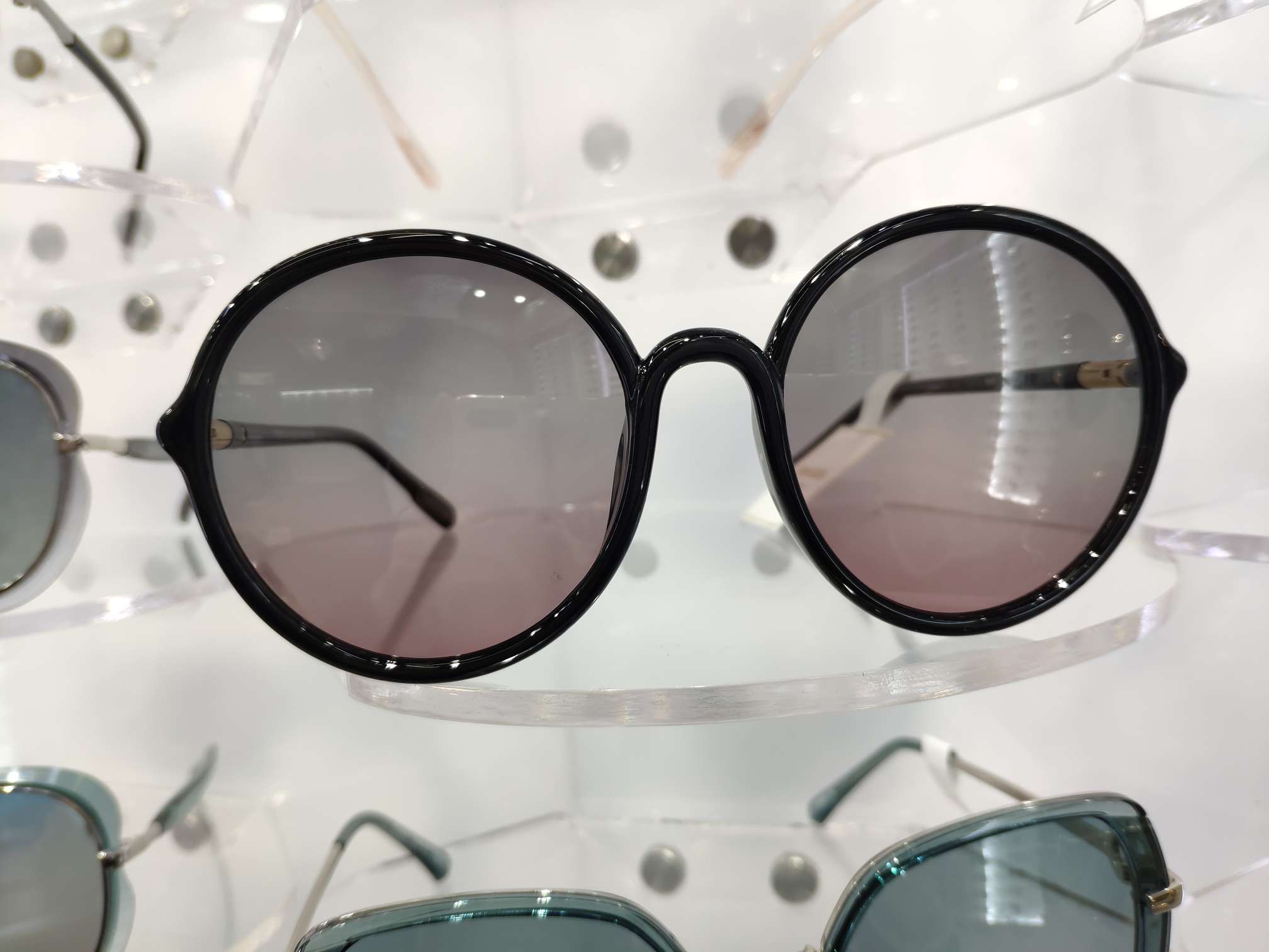 Round-framed sunglasses with gradient coating
