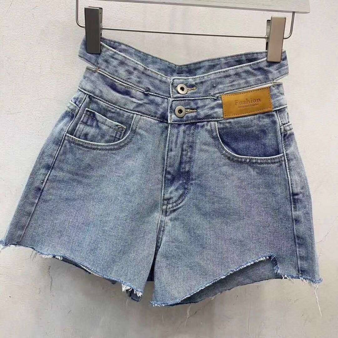 Dongdaemun, South Korea's Shaxin high-waisted two-button, waist-revealing, loose-fitting, irregular-shaped shorts and jeans are trendy for women