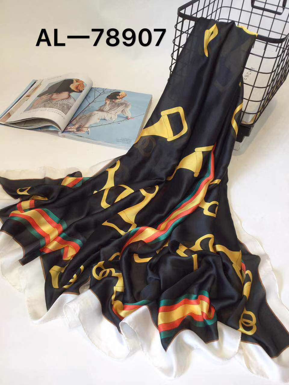 سيدة، الوشاح، و حرير كبير Item Picture